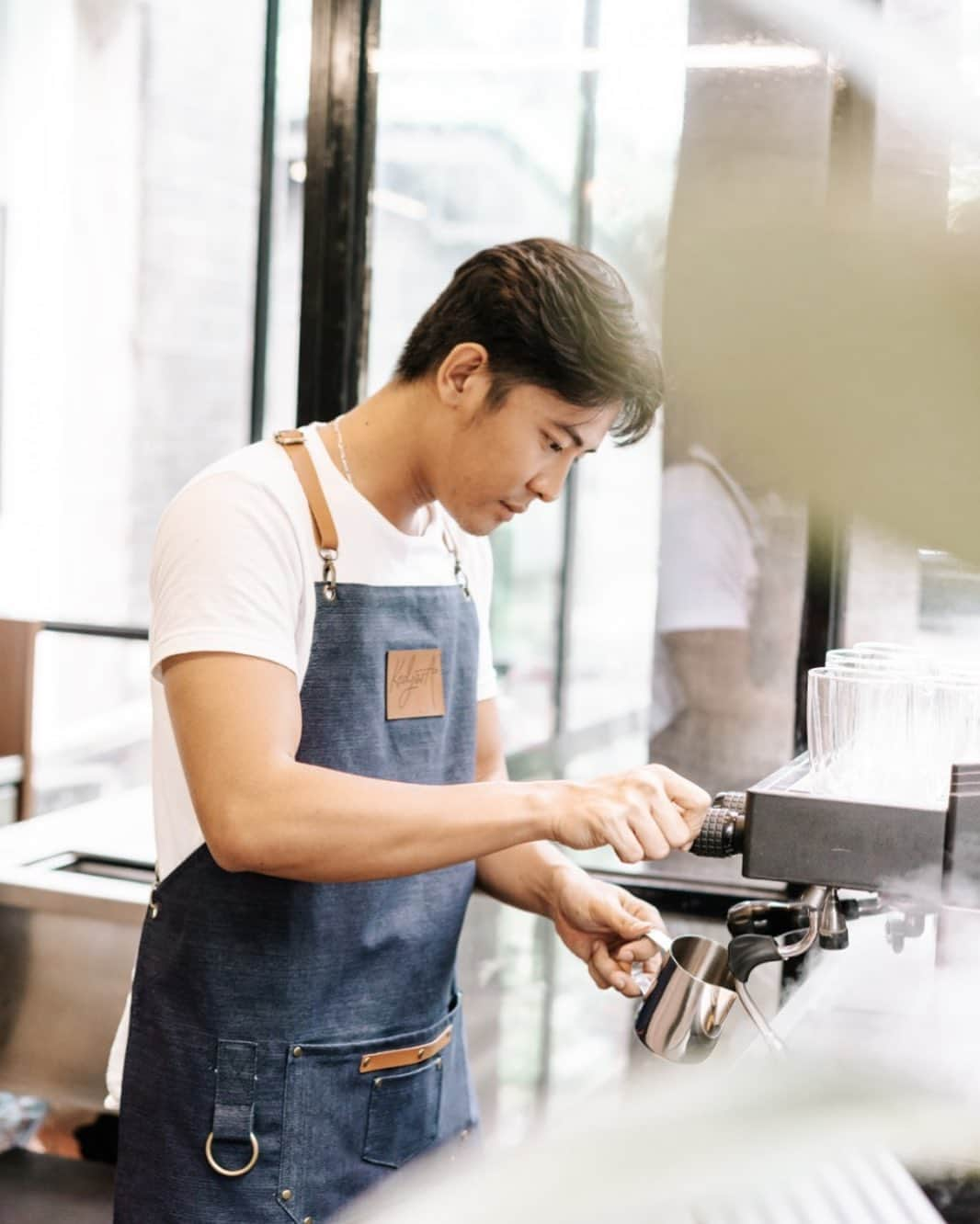 Ivan Gunawanさんのインスタグラム写真 - (Ivan GunawanInstagram)「DIBUTUHKAN BARISTA ——————————— 1. Pria max 25 tahun 2. Berpengalaman min 6 bulan sebagai barista 3. Bisa menggunakan mesin espresso  4. Memiliki basic kopi  5. Pendidikan min SMA/SMK 6. Disiplin, Jujur, Cekatan, Pekerja Keras, Berperilaku baik dan Bernampilan rapi dan wangi 7. Tempat tinggal sekitar BSD, Tangerang 8. Bersedia bekerja shift  Kirim CV melalui email kedjora.kopi@gmail.com . . #ivangunawan #kedjorakopi #kedjoracoffee #lowongankerjabarista #baristavacancy」3月29日 16時11分 - ivan_gunawan