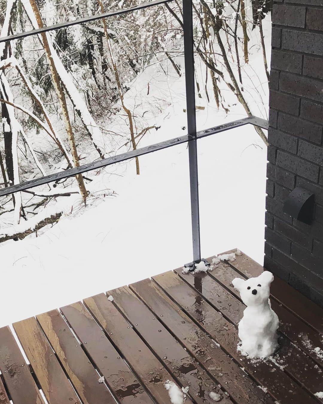 高橋幸宏さんのインスタグラム写真 - (高橋幸宏Instagram)「今年の春はもうないと思ってたら、大雪。 雪掻き後、テラスに訪ねて来た風の子(なんの生き物か分からないけれど^_^)、初めはやはり玄関先で雪ワンか雪グマ(また少し間抜けで可愛い) #snow #snowdog or #snowcreature  #snowbear」3月29日 16時12分 - room66_yukihiro