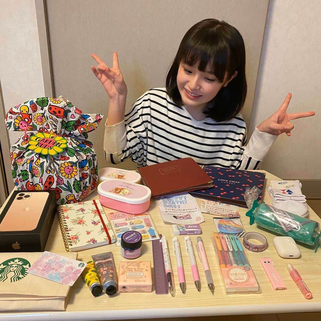 豊嶋花さんのインスタグラム写真 - (豊嶋花Instagram)「27日は誕生日でした〜！！！ 13歳になりました🥳 ・ 家族そして学校やお仕事の友達、スタッフさん方からたくさんのプレゼントをもらいました！！ やったー💞 LINEのバースデーカードもたくさんもらっちゃいましたっ😳 本当に嬉しい！！ とっても幸せな日になりました！ ・ この1年が良い年になりますように…✨ ・ #誕生日 #プレゼント #ありがとう !!! #いい友達をたくさん持ちすぎた。。 #大好き #13歳  #豊嶋花」3月29日 16時24分 - hanatoyoshima_official