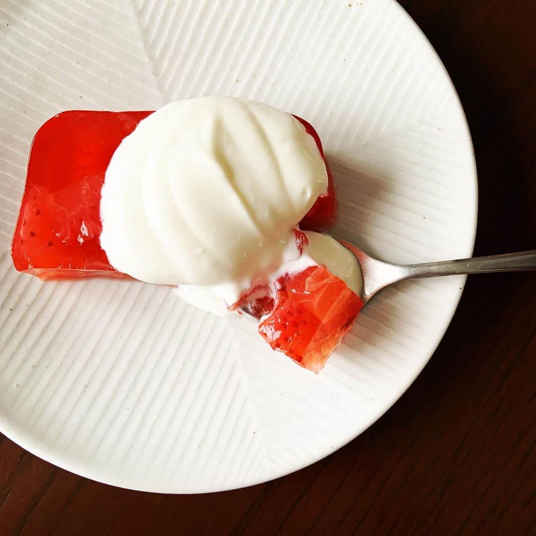 志摩有子さんのインスタグラム写真 - (志摩有子Instagram)「おやつの時間。昨日作っておいたいちごゼリーにヨーグルトクリームをかけて。甘酸っぱい。プルプル。こぼちゃん先生　@likelikekitchen  のレシピで。 #いちごのゼリー #ヨーグルトクリーム #きょうの料理3月号 #阿南維也」3月29日 16時16分 - ariko418
