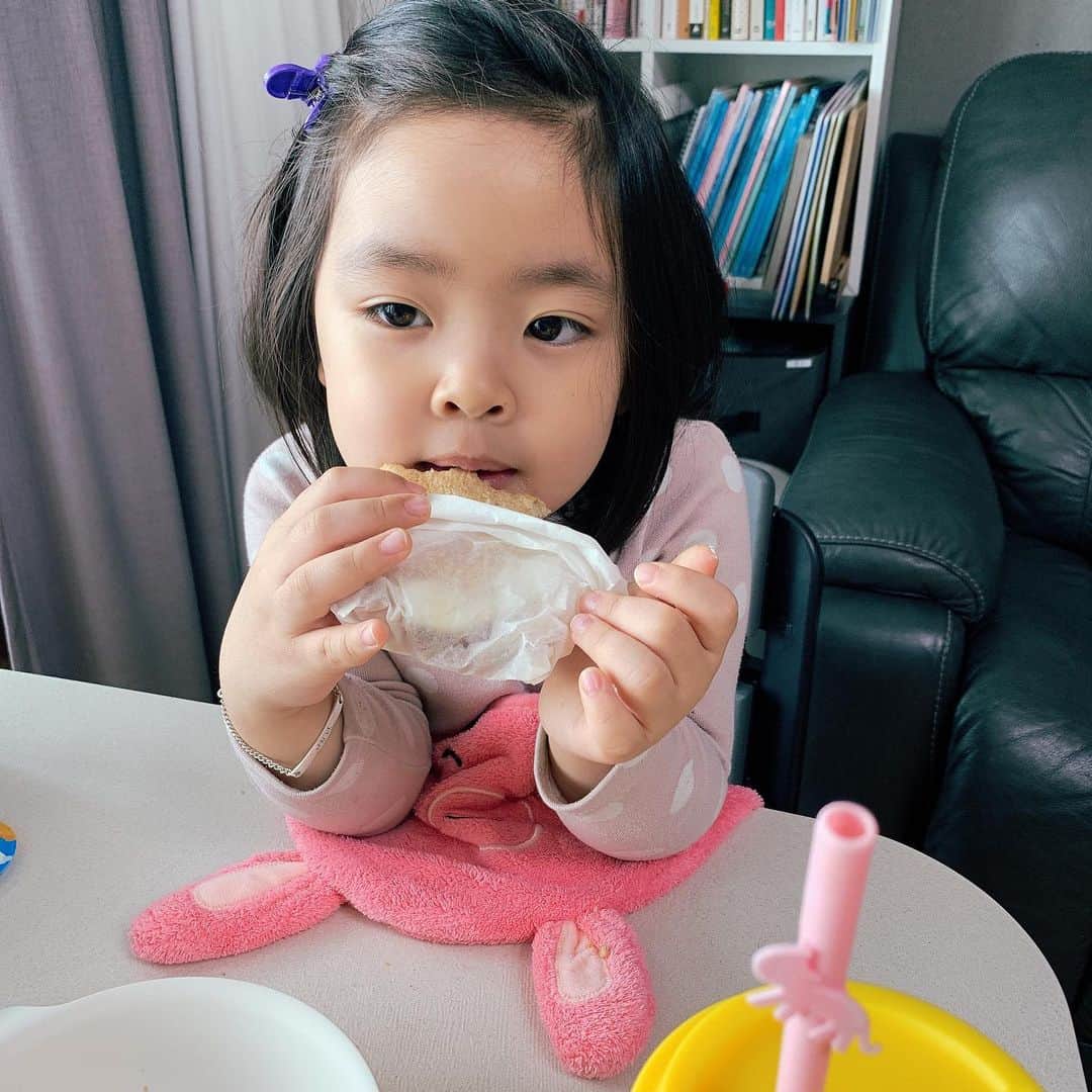 イ・ユンジのインスタグラム：「내복에서내복으로 주말다음주말. #겨울옷을싹넣어야하고#봄여름옷을내어야하고#작아진옷을챙겨야하고#한칫수올린옷을마련해야하는데#하는데하는데하는데#째깍째깍🕗#D-15」