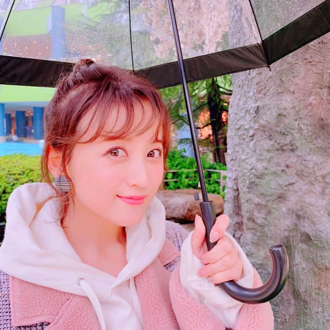 小松彩夏さんのインスタグラム写真 - (小松彩夏Instagram)「﻿ ﻿ ﻿ 東京はまさかの雪ですね☃️﻿ お家でゆっくり過ごしましょう😊💕﻿ ﻿ 写真1.2枚目 カレンダー撮影時の📸﻿ ﻿ 3枚目 我が家のお花達🌼﻿ ヒヤシンスがいい香りで癒されます🥰﻿ ﻿ 4枚目 ベランダでお花見🍡﻿ ﻿ 5枚目 10年以上一緒にいるゼラニウム🌸﻿ ﻿ 6枚目 ピンクのサイネリア🌼﻿ ﻿ 春はベランダのお花達が次々と花を﻿ 咲かせてくれるので毎日が楽しみなんです🌷﻿ ﻿ 皆さんのお家での過ごし方を﻿ コメント欄にて教えてください📝﻿ ﻿ 私はたまっていた事務作業をしたり💻お花の手入れをしたり、家で出来るトレーニングをしたりして過ごしています🏋🏻‍♀️﻿ ﻿ 普段は一日中、家に居ることがないので不思議な感じ🙃事務作業がひと段落したら、断捨離とかしちゃおうかな😛﻿ ﻿ 先のことを考えると不安になるけど、早くみんなと笑顔で会えることを信じて...✨﻿ ﻿ #雪 #花のある暮らし #ガーデニング #趣味 #ベランダ #お花見 #苺大福 #大好き #おうち時間 #笑顔 #忘れず ﻿ ﻿」3月29日 16時22分 - official_ayaka_502