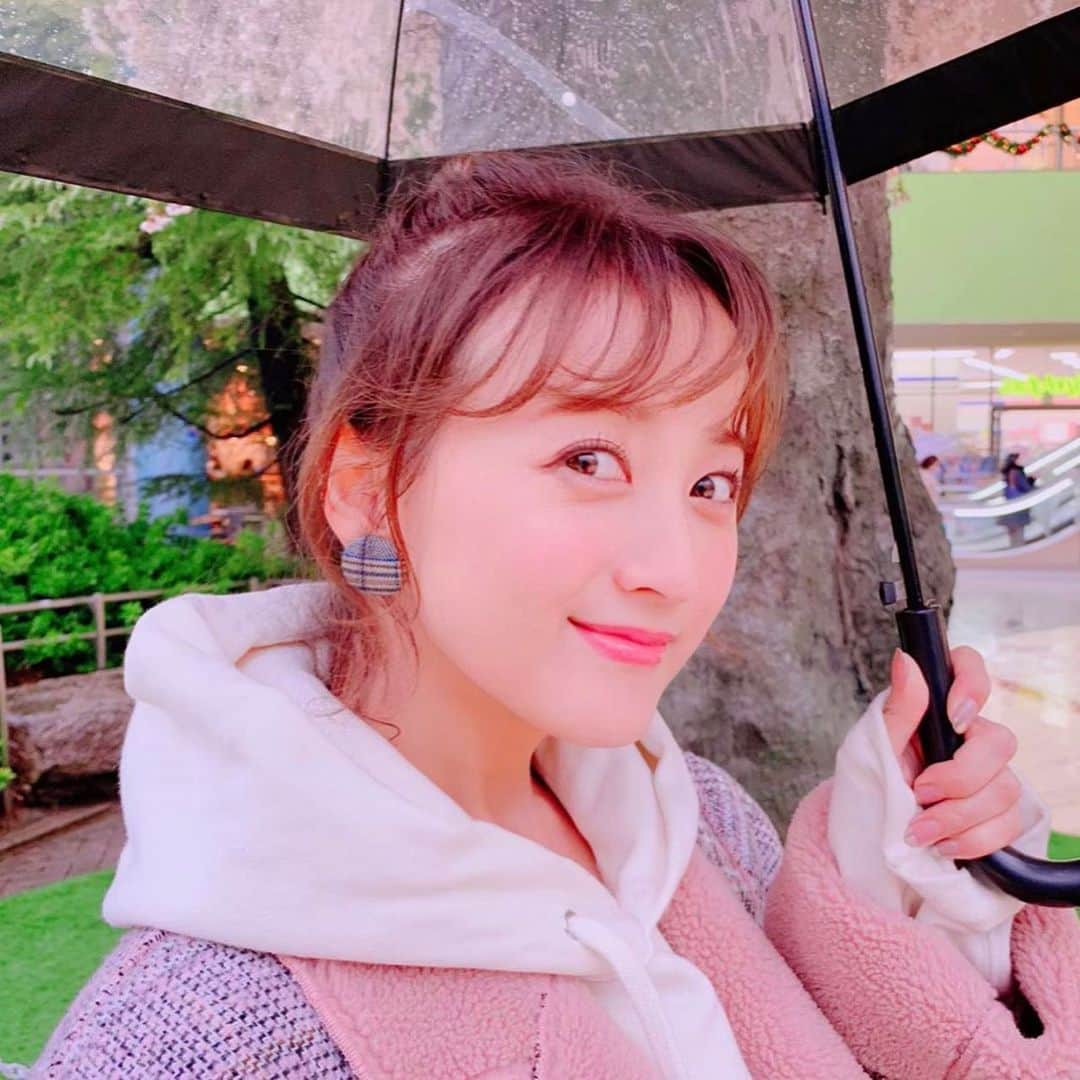 小松彩夏さんのインスタグラム写真 - (小松彩夏Instagram)「﻿ ﻿ ﻿ 東京はまさかの雪ですね☃️﻿ お家でゆっくり過ごしましょう😊💕﻿ ﻿ 写真1.2枚目 カレンダー撮影時の📸﻿ ﻿ 3枚目 我が家のお花達🌼﻿ ヒヤシンスがいい香りで癒されます🥰﻿ ﻿ 4枚目 ベランダでお花見🍡﻿ ﻿ 5枚目 10年以上一緒にいるゼラニウム🌸﻿ ﻿ 6枚目 ピンクのサイネリア🌼﻿ ﻿ 春はベランダのお花達が次々と花を﻿ 咲かせてくれるので毎日が楽しみなんです🌷﻿ ﻿ 皆さんのお家での過ごし方を﻿ コメント欄にて教えてください📝﻿ ﻿ 私はたまっていた事務作業をしたり💻お花の手入れをしたり、家で出来るトレーニングをしたりして過ごしています🏋🏻‍♀️﻿ ﻿ 普段は一日中、家に居ることがないので不思議な感じ🙃事務作業がひと段落したら、断捨離とかしちゃおうかな😛﻿ ﻿ 先のことを考えると不安になるけど、早くみんなと笑顔で会えることを信じて...✨﻿ ﻿ #雪 #花のある暮らし #ガーデニング #趣味 #ベランダ #お花見 #苺大福 #大好き #おうち時間 #笑顔 #忘れず ﻿ ﻿」3月29日 16時22分 - official_ayaka_502