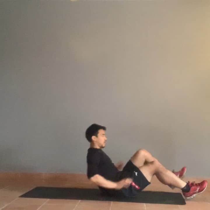 岡崎慎司のインスタグラム：「Training video day 5  #stayhome #ステイホーム 家にいても十分体は動かせるので、今は出来るだけ家にいよう🙏 13. カブトムシ 　仰向けに寝て行う。肩甲骨を少し浮かし、肘を伸ばして腕を振る。脚は腿上げのように交互に動かす。右手と左足、左手と右足の組み合わせを交互に動かす。この時肘を曲げないように注し 　て土踏まずをさわるようにする。脚もしっかり伸ばすようにする 14. 自転車こぎ 　肩胛骨周辺の背中と両肘を使って支持しながら両足を地面に対して垂直にあげる。そのポジションから自転車をこぐように足を回す。回転が自分の身体の前方部分に収まるようにする。背中 　はのばした状態を保つ。 15. 背筋（正座） 　正座をし、腕を頭の後ろで組み背筋を伸ばした状態を保ちながら会釈をするように前掲させていく。このとき踵と尻が離れないようにする。 #杉本龍勇#杉本メソッド#体を作ろう#運動能力アップ」