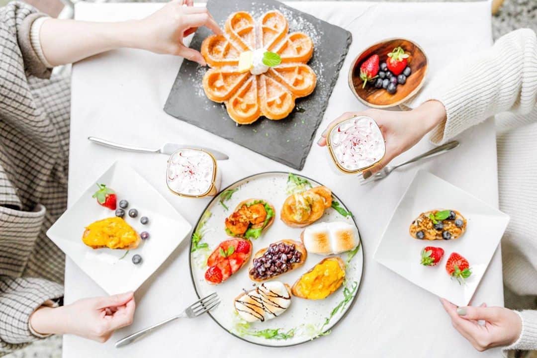 Vogue Taiwan Officialさんのインスタグラム写真 - (Vogue Taiwan OfficialInstagram)「#VogueFood﻿ ﻿ 當了媽媽就不方便去咖啡廳和姊妹們來場下午茶時光了嗎？有著奶瓶界愛馬仕的新加坡品牌「hegen」特別與台北老宅咖啡廳「Cafe de Gear」跨界合作推出聯名套餐，讓媽媽們可以帶著家中寶貝一起去吃優雅的下午茶。﻿ ﻿ 這道「Gear小花園吐司」，使用手工製作的法國長棍麵包搭配進口奶油烘烤而成，表面用9種不同風味的食材點綴，像是草莓、藍莓、棉花糖等口味，有的酸甜、有的鹹香，一排排擺盤非常繽紛可口；同時搭配hegen盛裝的人氣飲品「草莓泡泡奶」，綿密的純白奶泡搭配新鮮草莓果泥，融合成粉嫩色調非常迷人。﻿ ﻿ 📍台北市中正區寧波東街3-3號﻿ 📞02-2356-3389﻿ ⏰09:00-19:00﻿ 💰 原價 NT$1,520；hegen官網預購價 NT$1,180，限量100組﻿ ﻿ #下午茶 #咖啡廳 ##台北咖啡廳 #afternoontea #teatime #cafe @hegen.taiwan @cafe_de_gear ﻿ ﻿ 🖋#wendych」3月29日 16時27分 - voguetaiwan