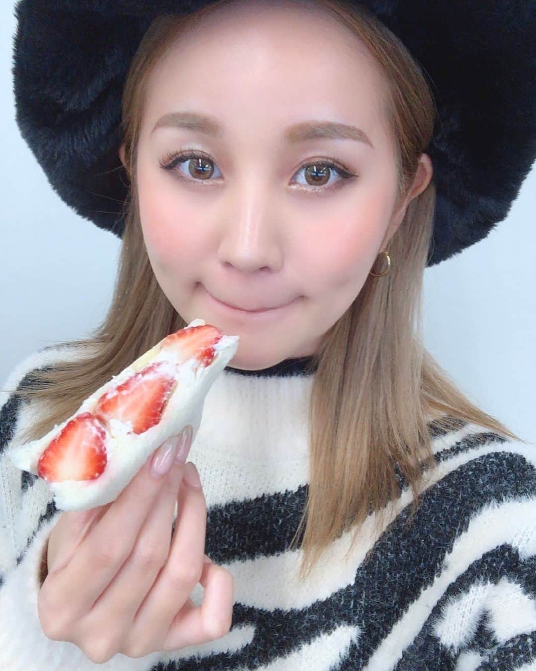 LORYのインスタグラム：「🍓😋🍓 ３月にいちご狩り行きたかったのに 今年は行けなくなってしまった🥺しょぼん。 #いちごらぶ  #来年は絶対に行こう #誰か一緒に行こうね笑」