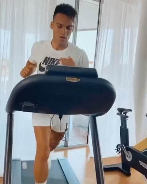 マヌエル・ランシニのインスタグラム：「Ahora más que nunca, todos somos un mismo equipo. Jugá desde tu casa, jugá para todos. #playinside #playfortheworld @nike」