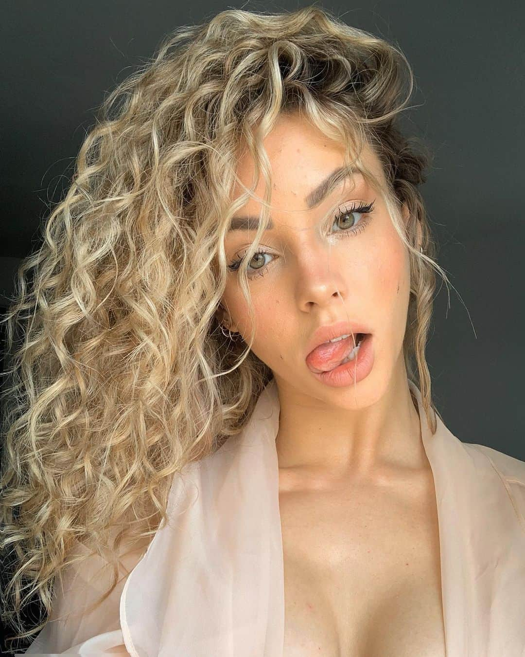 チャーリー・ジョーダンさんのインスタグラム写真 - (チャーリー・ジョーダンInstagram)「Curls be hittin different 💛 @revolve」3月30日 2時33分 - charlyjordan