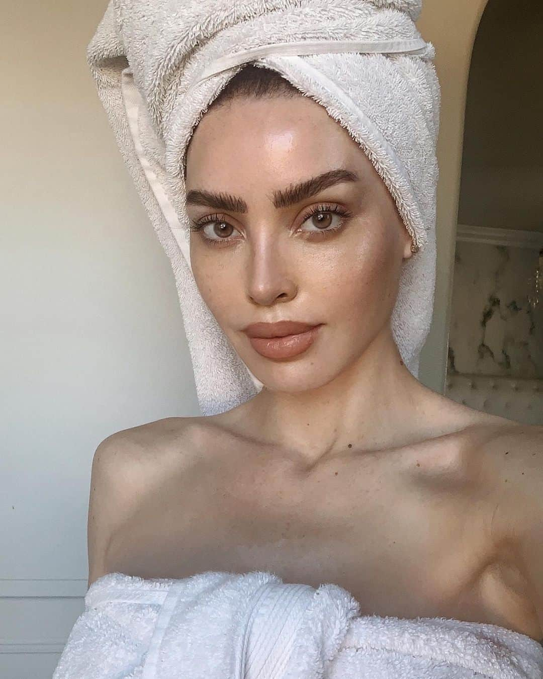 サラ・ステージさんのインスタグラム写真 - (サラ・ステージInstagram)「1,2 or 3? 🧖🏻‍♀️」3月30日 3時27分 - sarahstage