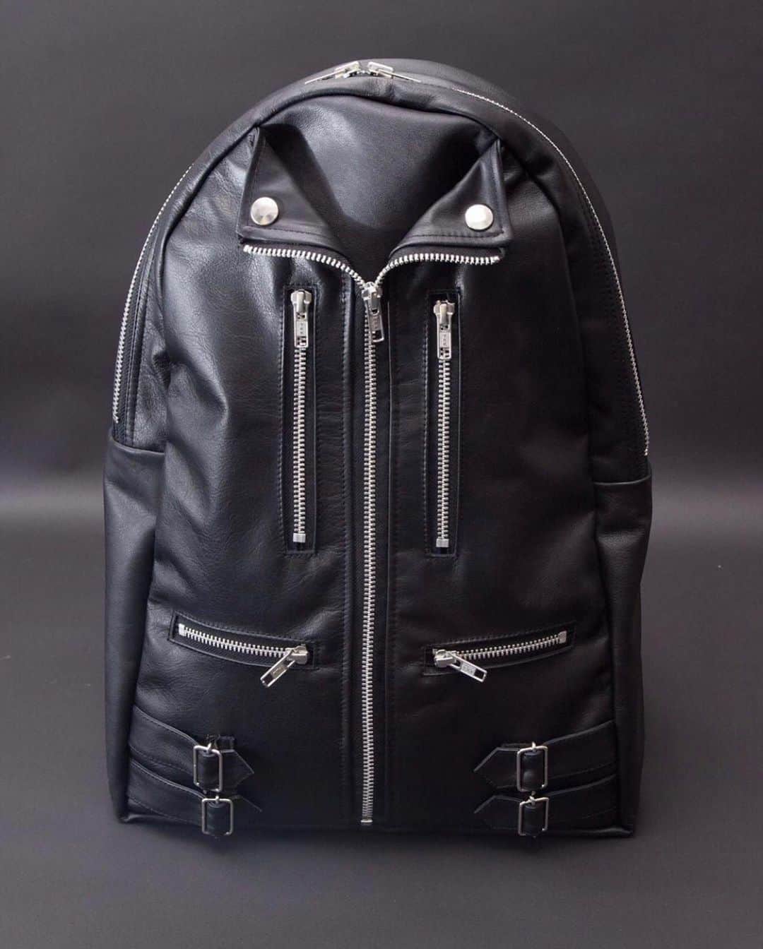 のインスタグラム：「TEARS OF SWAN-ZIP RIDERS RUCKSACKになります!! 仙台PARCO2店頭、official webshopでも販売中ですので宜しくお願い致します(^^)🏬🕴 http://tears-of-swan.shop-pro.jp/?pid=119809183 (webshopオーダー分の発送は5月下旬になります)  仙台PARCO2 DAY:2020.3/25(wed)〜3/30(mon) TIME:10:00〜21:00 PLACE: 宮城県仙台市青葉区中央3-7-5 　2F 正面通路特設会場 TEL:022-774-800  @tears_of_swan  #tearsofswan  #ridersjacket #ziprucksack #rucksack @parco_sendai #sendai_parco #parco #parcotour #popupshoptour #popupshop #仙台パルコ #パルコ」