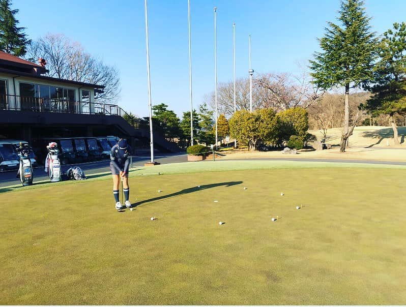 大西葵さんのインスタグラム写真 - (大西葵Instagram)「ひとまず昨日で合宿終了⛳️ 現地で、お世話になった方々ありがとうございました😊⭐︎ 今すごく大変な時期で お休みなのにお出かけもできなかったり、この先どうなるか不安な日が続きますが頑張っていきましょっ🥺 試合がなくて、みなさんに会えないのが寂しいです😞ので 私もできる限り近況や元気な姿をインスタにあげるよにしますね☺︎ ⭐︎ １枚目は全く終わらなかったぱたー ２枚目は練習後のばれーぼーる(しょぼい) ３枚目はマッチ売りの少女  です。笑  #🔥」3月29日 18時36分 - aoi_ohnishi