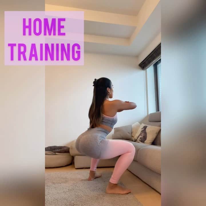 のインスタグラム：「ジムに行けないので、おうちでトレーニングしてみました🏋️‍♀️﻿ ﻿ ﻿ 1️⃣スクワット  3×15﻿ 2️⃣スプリットランジ　4×20﻿ 3️⃣ヒップスラスト 4×20﻿ 4️⃣アブクランチ　4×20﻿ ﻿ ﻿ 動かす時に全部同じスピードでやってみてください✨☺️﻿ ﻿ このセット数やるとかなり汗でます🍑💦﻿ ﻿ ロッキーがカメラの前に何回も登場して撮るの大変でした🤣﻿ ﻿ みんなやってみたらタグ付けしてストーリーにアップしてね❤️❤️﻿ ﻿ ﻿ #homeworkout#hometraining#homegymlife#training#gymshark#workout#fitness#宅トレ#家トレ#家トレ女子#筋トレ」