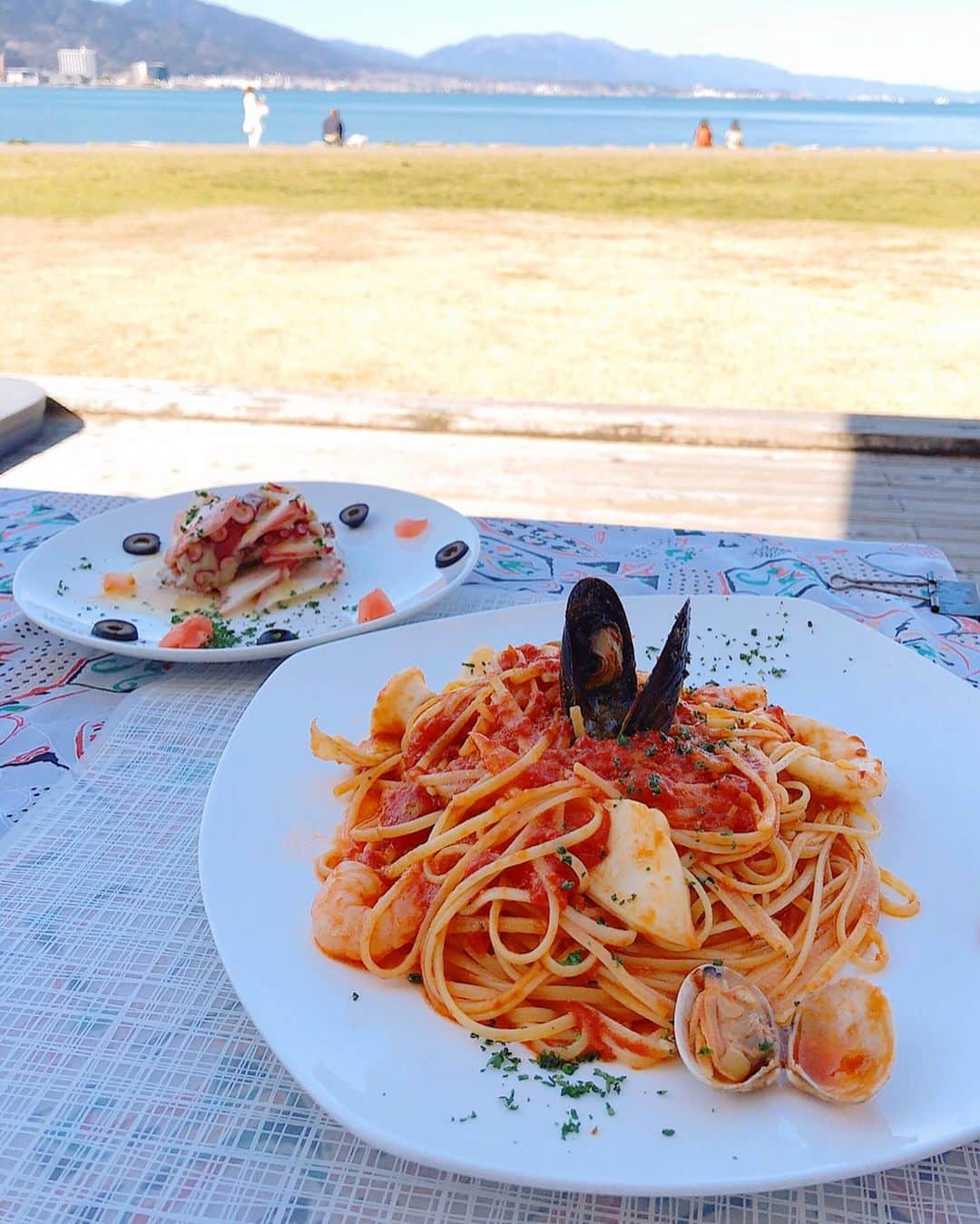 天野ゆうかさんのインスタグラム写真 - (天野ゆうかInstagram)「先週行った滋賀ドライブ🚗☀️ . . こんな状況やから、人が密集してなくて テラス席で食べれる所を調べて行ったのが 琵琶湖が目の前にある #なぎさのテラス ◎ . . 平日行ったからかもしれないけど、 人も少なくて、他の席との間隔も広くて 久々にのんびりとランチ出来ました🍝 #絶景カフェ  ワンちゃん連れの方もいたから テラス席はペットが一緒でもOKみたいです🐕♡ . . 先月の沖縄以来、久々のお出かけやったから だいぶ気持ちがリフレッシュ出来ました◎ #今週末はもちろん外出自粛 ということで、昨日と今日は #XMEN シリーズみて過ごしてます🎥🏠 (ウルヴァリンの髪型の変化がちょいちょい気になるけど💇🏼‍♂😈️) . . 服はわかるものだけタグ付けしときますね👗🏷♡ この日は水色やけど、最近は春カラーの シアーなインナーを合わせるのが好き◎ . . . #滋賀 #滋賀ランチ #ドライブ #琵琶湖 #レイクビュー #テラス #ランチ #テラスランチ #平日ランチ #お団子ヘア #ヘアアレンジ #シアー #シアーインナー #春カラー #ワンピース #シャツワンピ #ワンピースコーデ #ビニールバッグ #おうち時間 #lunch #pasta #drive #fashion #coordinate #onepiece #dress」3月29日 19時02分 - yucca_official