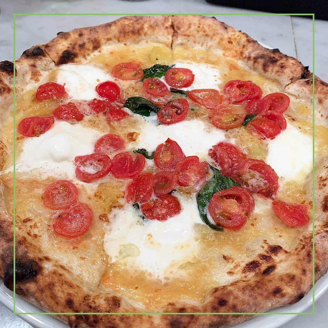 VOGUE GIRL JAPANさんのインスタグラム写真 - (VOGUE GIRL JAPANInstagram)「【本日のご褒美】神戸にある「Pizzeria Azzurri」は予約必須の人気店🍕本場ナポリのピザ協会の認定を受けた、本格的な窯焼きピザを堪能できます。クリーミーな水牛モッツァレラチーズがトッピングされた"マルゲリータ　ドゥオーロ"は絶品✨　関西方面に訪れた際にはぜひ足を運んでみてください。 #本日のご褒美 #日曜日はグルメの日 #gourmetthursday #todayslittlehappiness #VOGUEGIRLエディターのお気に入り #PizzeriaAzzurri #ピザ #神戸グルメ #マルゲリータ #アズーリ」3月29日 18時57分 - voguegirljapan