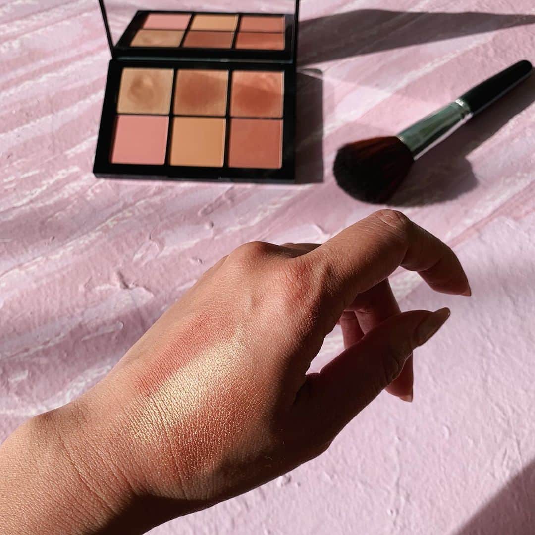小竹麻美のインスタグラム：「NARSのTHE AFTERGLOW COLLECTION💕 OVERLUST CHEEK PALETTEは、とにかく色味が可愛すぎる。 チークはほんの〜りじゅわっと艶やかに。 ハイライトはジェルからパウダーへと変化して光の反射の艶が美しい！ 肌の白くないわたしにもぴったりで、どの色も最高に使える♡ @NARSissist #NARSissist #NARSPartner #NARSafterglow」