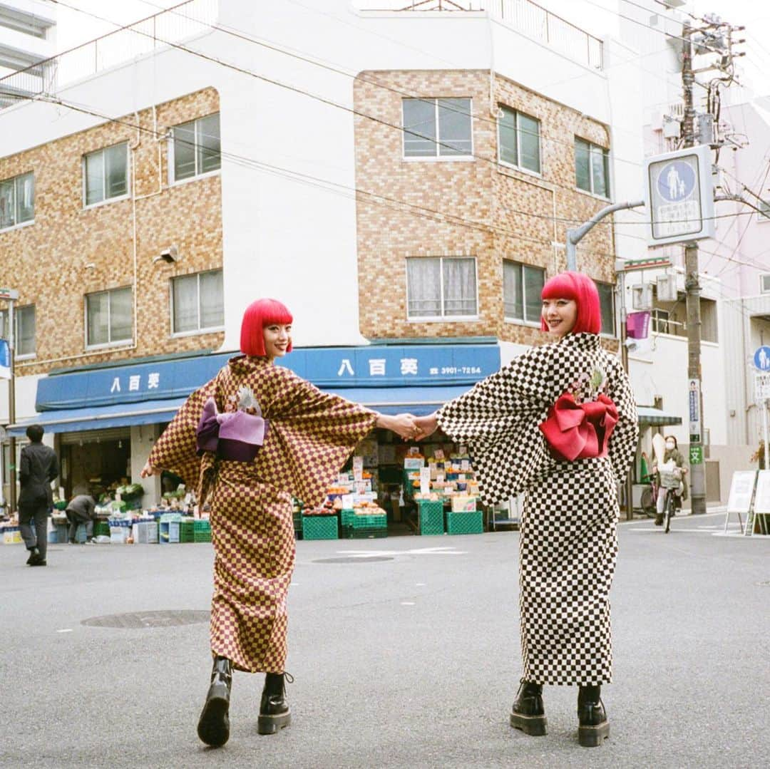 AYAさんのインスタグラム写真 - (AYAInstagram)「小さな頃から 私の夏の思い出の中には いつも浴衣の存在があった おばあちゃんがお母さんのために 手作りした浴衣を私達も受け継いで着ていた、1番のお気に入りだった。 手作りだし、昔の柄だから、周りの子が着ている浴衣と少し違ったけれど、不思議とそれが嬉しく、特別に感じた。 "夏の思い出と浴衣" 私も夏の思い出と一緒に誰かの記憶にそっと寄り添える浴衣を作りたいと思いました。 jouetieの浴衣、今年もとっても可愛いものが出来上がりました 是非、ご覧になって頂きたいです よろしくお願いします。🤍」3月29日 18時58分 - ayaxxamiaya