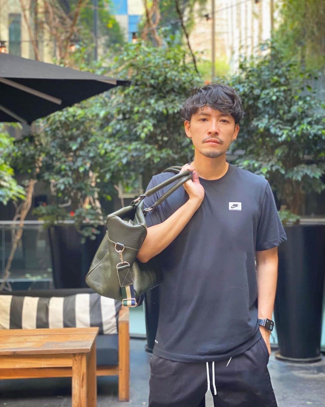 小柳津林太郎のインスタグラム：「コロナで世界が苦しんでる中ですが、﻿ 収束したらまたやりたいこと。﻿ （いつになるか、わかりませんが）﻿ ﻿ それは仕事で結果出しつつ、また旅にでること。﻿ 先日、﻿ 友人の @dejima_r 率いる #hafh が10億円調達したり、﻿ いつもお世話になってる @shiminao 率いる#tabippo が10周年を迎えたり﻿旅する人たちを応援する会社の 頑張りに﻿刺激を受ける今日この頃。﻿ ﻿ 旅行産業も、外食産業も大変な時期。﻿ だからこそ、落ち着いてきたら﻿ いち早く行動に移して少しでも消費したい。﻿ ﻿ 写真は1月のアルゼンチンにて。﻿ ﻿ 眼鏡 @eyevan_official  T @niketokyo  短パン @alexanderwangny  サンダル @niketokyo ﻿ ﻿ 場所　Curio Collection by hilton﻿ @curiocollection」