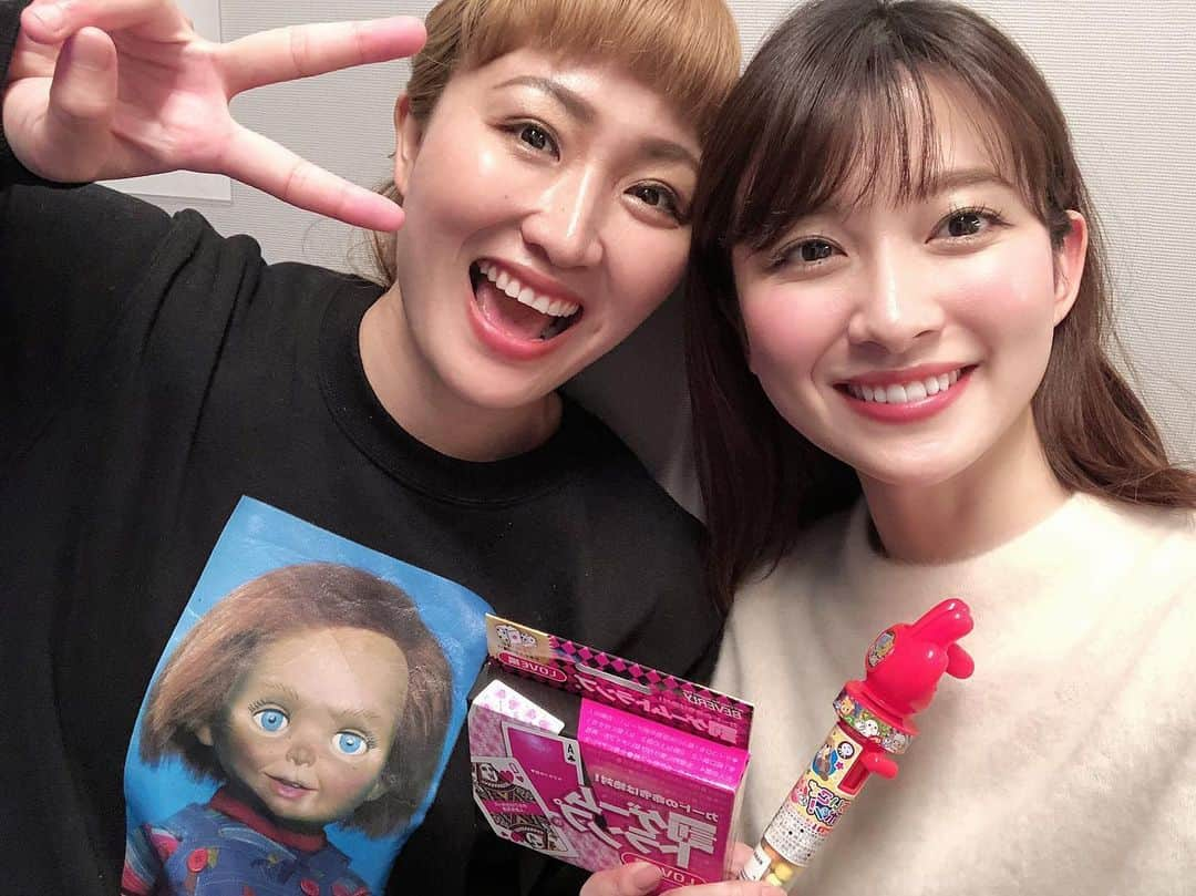 丸山桂里奈さんのインスタグラム写真 - (丸山桂里奈Instagram)「今年初のサンデージャポンでした😃スタジオセットもおニューになり、一発目でした。本日も爆笑問題さんはじめ、みなさまありがとうございました。共演させていただくみなさんにたくさんたくさん優しをいただき、そしていつもなまあたたかいめをいただいてます🕺私みたいな青いものにもみんな真正面から向き合ってくれます。それがサンジャポです🎉🏉♨️ 聖火リレーの話から、オリンピックの話から、色々盛り沢山な本日でした🕺🎁 そして、里菜ちゃんとはいつも仲良くさせていただいてます。なかなか最近はタイミング合わず会えませんが、、、 今日はトランプとじゃんけん棒を✊✌️✋❤️ こんなときだからこそ、笑いたいし、笑うと免疫力あがります。そして、全て吹っ飛ばせるように毎日たくさん笑いたいと思います🕺🕺🕺 #TBSさん #サンデージャポン #サンジャポ #山本里菜ちゃん #りなてぃ #いつもくだものみたいな優しい果汁をありがとう #ジューシー #スタッフのみなさま #テレビをご覧になってくださったみなさま #ありがとうございました #サンジャポファミリー #引き続きよろしくお願いします #サンジャポの時はチャッキー #これは唯一のこだわり #チャッキーがいない世界に生まれてよかった #笑顔笑顔でいきましょう #いい意味で #インスタバエ」3月29日 18時59分 - karinamaruyama