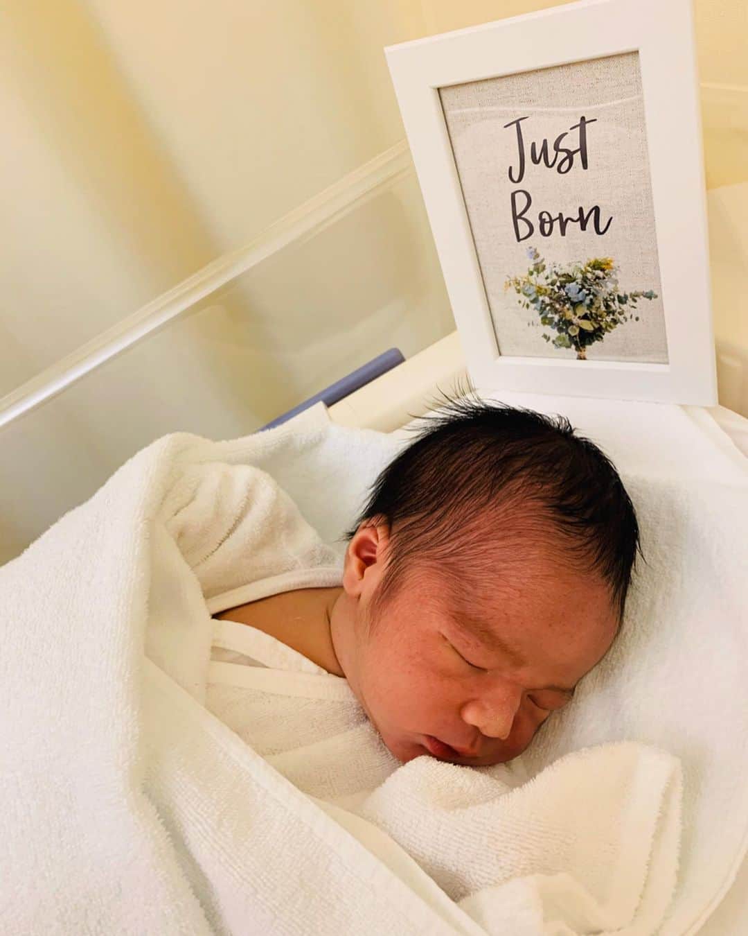 瀬間友里加のインスタグラム：「Welcome My first baby boy👶❤️ 無事に元気な男の子を出産しました👶 産まれた瞬間は今までにない喜びと幸せがこみ上げ本当に嬉しかったです✨それと同時に私を産んでくれ育ててくれた両親に改めて感謝の気持ちでいっぱいになりました✨ 妊娠中にはたくさんの人にお世話になりアドバイスや励ましの言葉をもらい勇気付けられました💓これから母としても成長できるように日々頑張りたいと思います🙋‍♀️ 世界は今コロナウイルスの影響で不安定な状況が続いていますね。。この状況が早く終息することを祈るばかりです。#itsaboy #myfirstbabyboy #新生児 #出産 #男の子ママ」