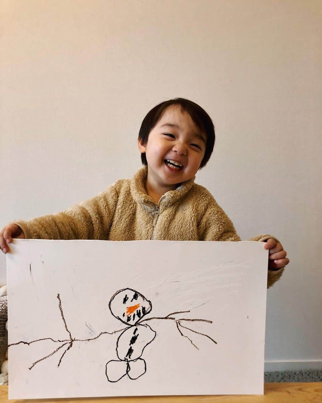 石塚錬さんのインスタグラム写真 - (石塚錬Instagram)「. 👦💬「この絵は誰でしょう❓😚☃️🥕」 #もうすぐ4月なのに雪なんてビックリ☃️❄️ #お家でお絵描き楽しいね🥴🎨❣️ . 👦💬「Who is written in this picture?❓😚☃️🥕」 #I'm surprised that snow falls at the end of March☃️❄️ #It's fun drawing at home🥴🎨❣️ . #オラフ #お絵描き #雪 #painting #snow #Olaf #그림 #눈 #올라프 #画画 #奥拉夫 #Gambar #salju #การวาดภาพ #หิมะ #โอลาฟ #石塚錬 #成長日記 #ishizukaren #renishizuka #이시즈카렌」3月29日 19時06分 - ishizuka_ren