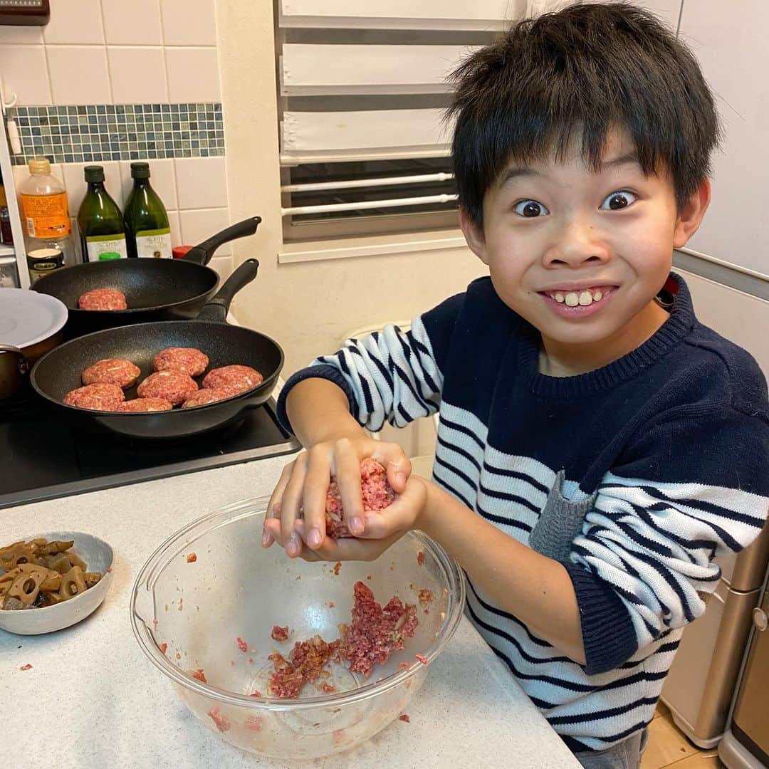 ブラザー4チャンネルのインスタグラム：「今日は大ちゃんと夕飯作り！  大ちゃんが作ったハンバーグはいっくんに食べさせると… 母でもいっくんには勝てないのか…😭 #brother4 #親子の時間」