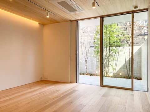 グッドルームさんのインスタグラム写真 - (グッドルームInstagram)「▼優しさを届けて⁠ ⁠憧れの世界、覗いてみたい… ⁠. -------------- 東京 #白金台 2LDK 66.51㎡⁠ ⁠ 素敵で当たり前！ ハイクラスな賃貸住宅 やっぱり覗いてみたいんです… . ⁠まず目に入るのが、真っ白な共用部の⁠ 中央部に位置する階段。⁠ ⁠ 空へ吸い込まれていきそうな⁠ カーブを描いたデザイン。⁠ ⁠ また、トップライトから入る光が⁠ 心も体も落ち着かせてくれそうです。⁠ 昼と夜では、また違った雰囲気を⁠ 楽しむことができそうだ。⁠ ⁠ そして、お部屋に入ると⁠ 無垢床のフローリングに杉板張りの天井。⁠ ⁠ 裸足になって、ゴロゴロしながら⁠ 昼寝などをしたくなるような温もりある⁠ 空間になっています。⁠ ⁠ 外には大きなテラスが。⁠ 木々の揺れた音に爽やかな風がリビングを⁠ 優しく包みこんでくれそうだ。⁠ ・⁠ こちらの物件は実際に住めるお部屋です。詳細はストーリー、ハイライトにて！⁠ ・⁠ こだわりのお部屋探しは、@goodroom_jp から URLをチェック！⁣⁣⁣⁣⁣⁣⁣⁣⁣⠀⁣⠀﻿⁠ ・⠀﻿⁠ ※最新のお家賃につきましては、リンク先物件ページからご確認ください。⁠ ⁠・⁠」3月29日 19時07分 - goodroom_jp