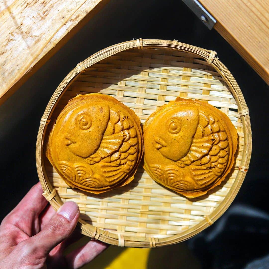 きょん。さんのインスタグラム写真 - (きょん。Instagram)「. .  カフェ楓荘 @guesthouse.kaede  磯ノ浦で まあるいたい焼きが 泳いでいると聞いて。  つぶあん と 鳴門金時いも、 2匹掴まえやした🐟🐟 #楓荘 #sweets#wakayama#taiyaki」3月29日 19時07分 - kyon_tokiiro