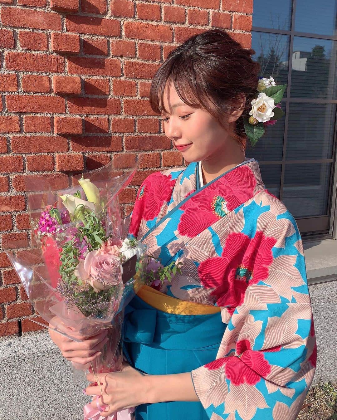 杉浦みずきさんのインスタグラム写真 - (杉浦みずきInstagram)「. 同志社大学商学部を卒業しました💐 4年間を振り返ると セントフォース関西に入り、ミスキャンパス同志社に挑戦し、少しずつお仕事をさせていただけるようになり、夢だったピアノTEPPENに出演することもできました。 この大学に入り、経験した全てのことが今の私に繋がっています。 もちろん、大好きな大学の仲間たちとの、楽しかった普通の日々も。 私にとって、密度の濃い、とても幸せな4年間でした。 同志社大学に来てよかったです！ 私に関わって下さった皆さん、本当にありがとうございました😊 卒業後は、このままセント・フォースで活動していきます。 益々頑張っていくので、これからもどうぞ宜しくお願い致します🌸 杉浦みずき ・ ・ #卒業 #卒業式 #同志社 #同志社大学 #袴 #袴ヘア #袴ヘアアレンジ #セントフォース #杉浦みずき」3月29日 19時18分 - mizuki_sugiura