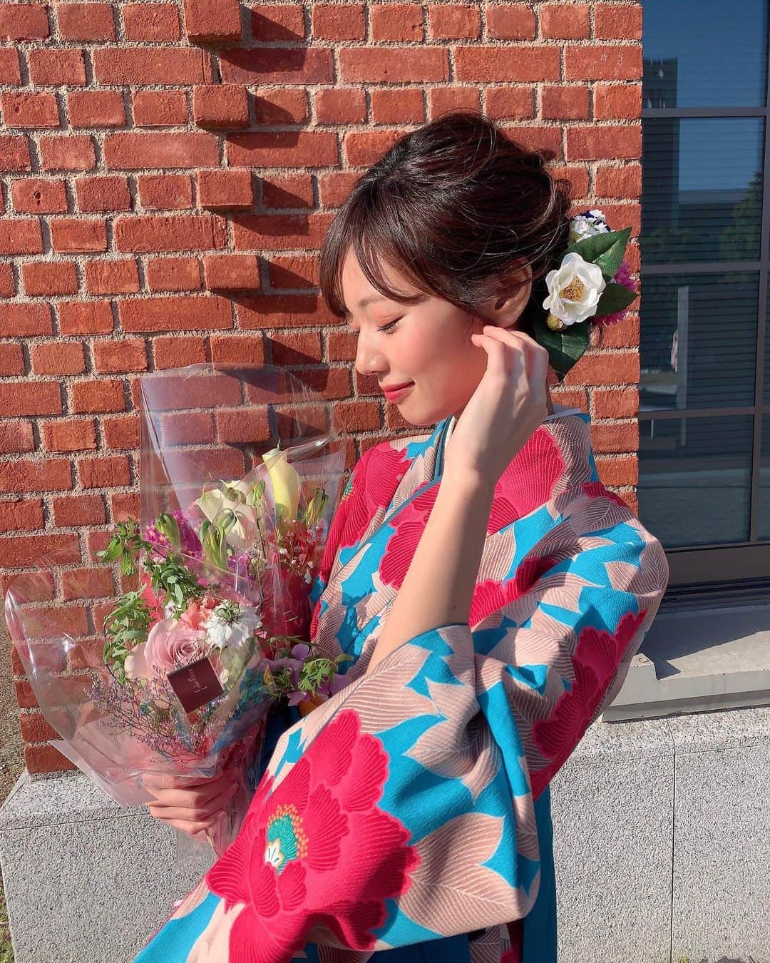 杉浦みずきさんのインスタグラム写真 - (杉浦みずきInstagram)「. 同志社大学商学部を卒業しました💐 4年間を振り返ると セントフォース関西に入り、ミスキャンパス同志社に挑戦し、少しずつお仕事をさせていただけるようになり、夢だったピアノTEPPENに出演することもできました。 この大学に入り、経験した全てのことが今の私に繋がっています。 もちろん、大好きな大学の仲間たちとの、楽しかった普通の日々も。 私にとって、密度の濃い、とても幸せな4年間でした。 同志社大学に来てよかったです！ 私に関わって下さった皆さん、本当にありがとうございました😊 卒業後は、このままセント・フォースで活動していきます。 益々頑張っていくので、これからもどうぞ宜しくお願い致します🌸 杉浦みずき ・ ・ #卒業 #卒業式 #同志社 #同志社大学 #袴 #袴ヘア #袴ヘアアレンジ #セントフォース #杉浦みずき」3月29日 19時18分 - mizuki_sugiura