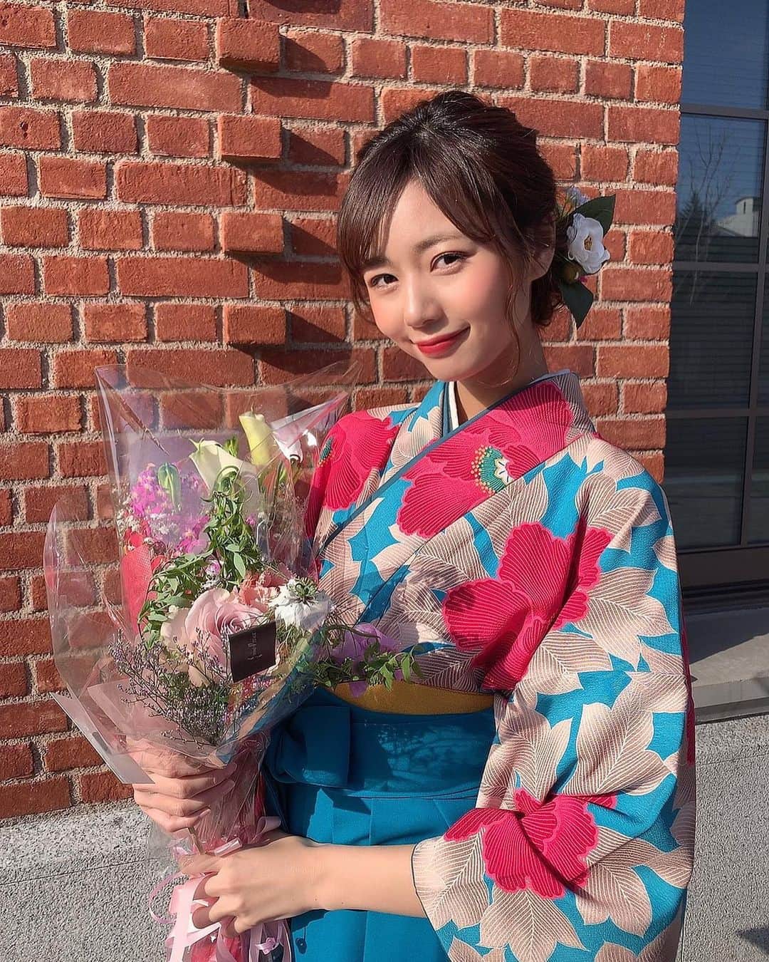 杉浦みずきさんのインスタグラム写真 - (杉浦みずきInstagram)「. 同志社大学商学部を卒業しました💐 4年間を振り返ると セントフォース関西に入り、ミスキャンパス同志社に挑戦し、少しずつお仕事をさせていただけるようになり、夢だったピアノTEPPENに出演することもできました。 この大学に入り、経験した全てのことが今の私に繋がっています。 もちろん、大好きな大学の仲間たちとの、楽しかった普通の日々も。 私にとって、密度の濃い、とても幸せな4年間でした。 同志社大学に来てよかったです！ 私に関わって下さった皆さん、本当にありがとうございました😊 卒業後は、このままセント・フォースで活動していきます。 益々頑張っていくので、これからもどうぞ宜しくお願い致します🌸 杉浦みずき ・ ・ #卒業 #卒業式 #同志社 #同志社大学 #袴 #袴ヘア #袴ヘアアレンジ #セントフォース #杉浦みずき」3月29日 19時18分 - mizuki_sugiura