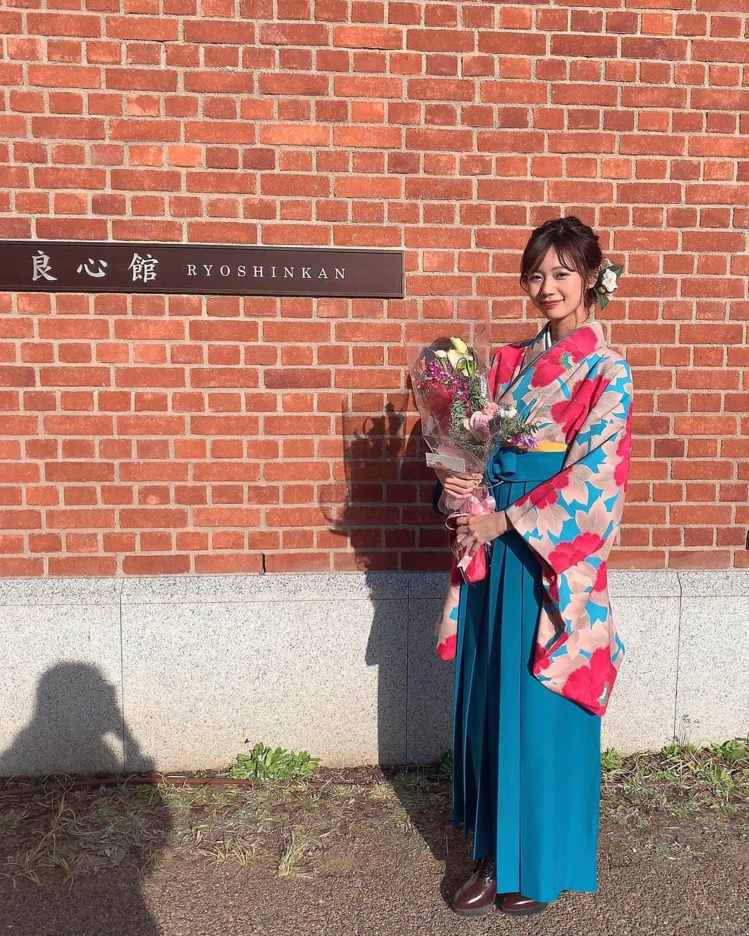 杉浦みずきさんのインスタグラム写真 - (杉浦みずきInstagram)「. 同志社大学商学部を卒業しました💐 4年間を振り返ると セントフォース関西に入り、ミスキャンパス同志社に挑戦し、少しずつお仕事をさせていただけるようになり、夢だったピアノTEPPENに出演することもできました。 この大学に入り、経験した全てのことが今の私に繋がっています。 もちろん、大好きな大学の仲間たちとの、楽しかった普通の日々も。 私にとって、密度の濃い、とても幸せな4年間でした。 同志社大学に来てよかったです！ 私に関わって下さった皆さん、本当にありがとうございました😊 卒業後は、このままセント・フォースで活動していきます。 益々頑張っていくので、これからもどうぞ宜しくお願い致します🌸 杉浦みずき ・ ・ #卒業 #卒業式 #同志社 #同志社大学 #袴 #袴ヘア #袴ヘアアレンジ #セントフォース #杉浦みずき」3月29日 19時18分 - mizuki_sugiura