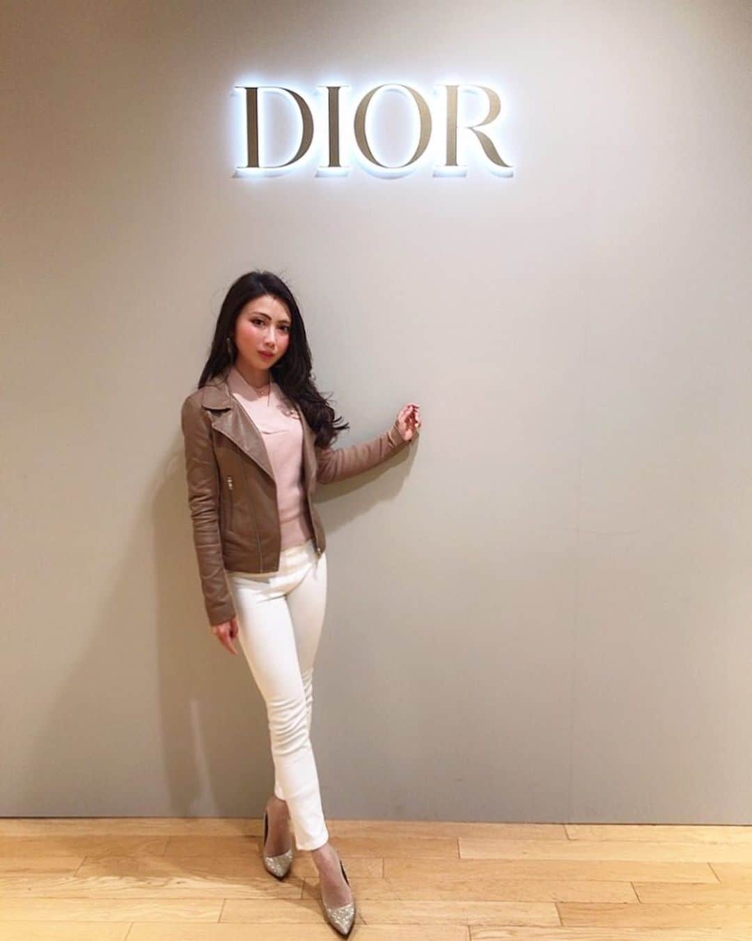 mahoさんのインスタグラム写真 - (mahoInstagram)「(*´꒳`*)🌸横にスワイプしてね👉 。 先日は… #Dior @dior の#展示会　へ❤️ 。 。 #ドレス　👗凄い綺麗 だった(*´꒳`*)🌸 。 。 。 。 。 。 。 。 。 。 。 。 。 。 。 #fashion#shooting#fashionmodel#ファッションモデル　 #ootd#ディオール#コーデ#カフェ巡り#lunch#肉#メイクアップ#おうち時間  #トレーニング#gym#格闘技#パーソナルトレーニング#fitness  #美容#アディクシーカラー#美活#食べ歩き#痩身 #東京#恵比寿#三軒茶屋#梅田グルメ#三宮」3月29日 19時19分 - i.0ff1cia1._.m.ah.0