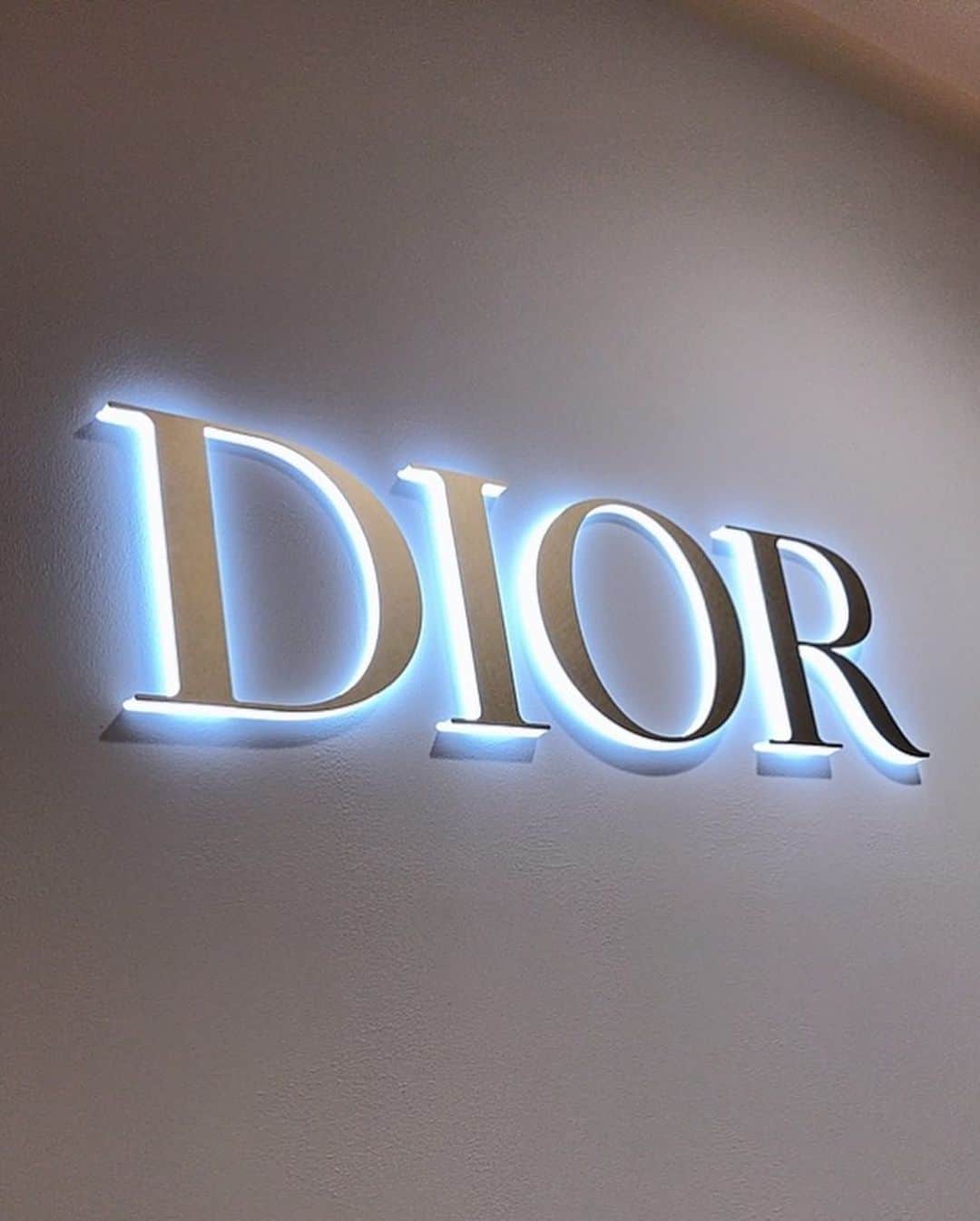 mahoさんのインスタグラム写真 - (mahoInstagram)「(*´꒳`*)🌸横にスワイプしてね👉 。 先日は… #Dior @dior の#展示会　へ❤️ 。 。 #ドレス　👗凄い綺麗 だった(*´꒳`*)🌸 。 。 。 。 。 。 。 。 。 。 。 。 。 。 。 #fashion#shooting#fashionmodel#ファッションモデル　 #ootd#ディオール#コーデ#カフェ巡り#lunch#肉#メイクアップ#おうち時間  #トレーニング#gym#格闘技#パーソナルトレーニング#fitness  #美容#アディクシーカラー#美活#食べ歩き#痩身 #東京#恵比寿#三軒茶屋#梅田グルメ#三宮」3月29日 19時19分 - i.0ff1cia1._.m.ah.0
