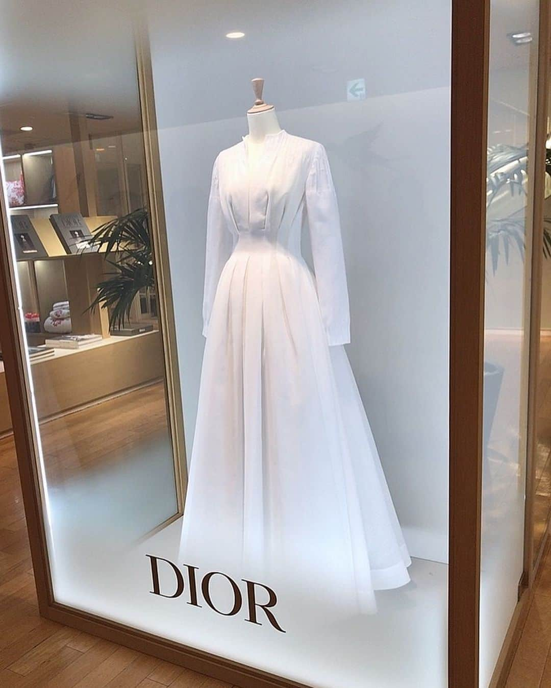 mahoさんのインスタグラム写真 - (mahoInstagram)「(*´꒳`*)🌸横にスワイプしてね👉 。 先日は… #Dior @dior の#展示会　へ❤️ 。 。 #ドレス　👗凄い綺麗 だった(*´꒳`*)🌸 。 。 。 。 。 。 。 。 。 。 。 。 。 。 。 #fashion#shooting#fashionmodel#ファッションモデル　 #ootd#ディオール#コーデ#カフェ巡り#lunch#肉#メイクアップ#おうち時間  #トレーニング#gym#格闘技#パーソナルトレーニング#fitness  #美容#アディクシーカラー#美活#食べ歩き#痩身 #東京#恵比寿#三軒茶屋#梅田グルメ#三宮」3月29日 19時19分 - i.0ff1cia1._.m.ah.0