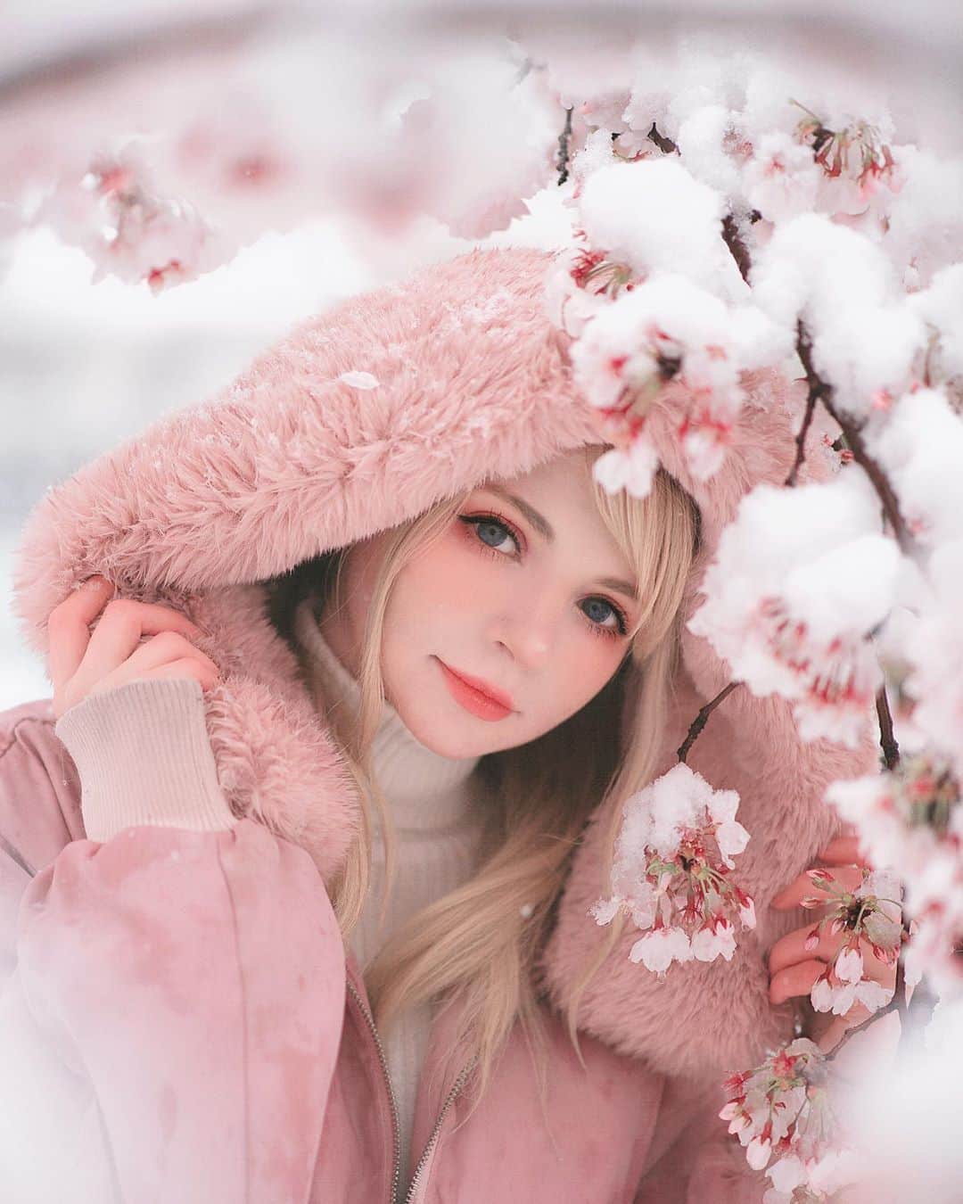 ソフィーさんのインスタグラム写真 - (ソフィーInstagram)「Snow x Sakura today, this year has thrown a lot at us so far but at least we got this small moment of beauty. ❄️🌸 - 📸 by @lukecraigphoto  #sakura #snow #sakurasnow #model #photography #桜 #雪 #雪桜 #モデル #外国人モデル」3月29日 19時17分 - peachmilky_