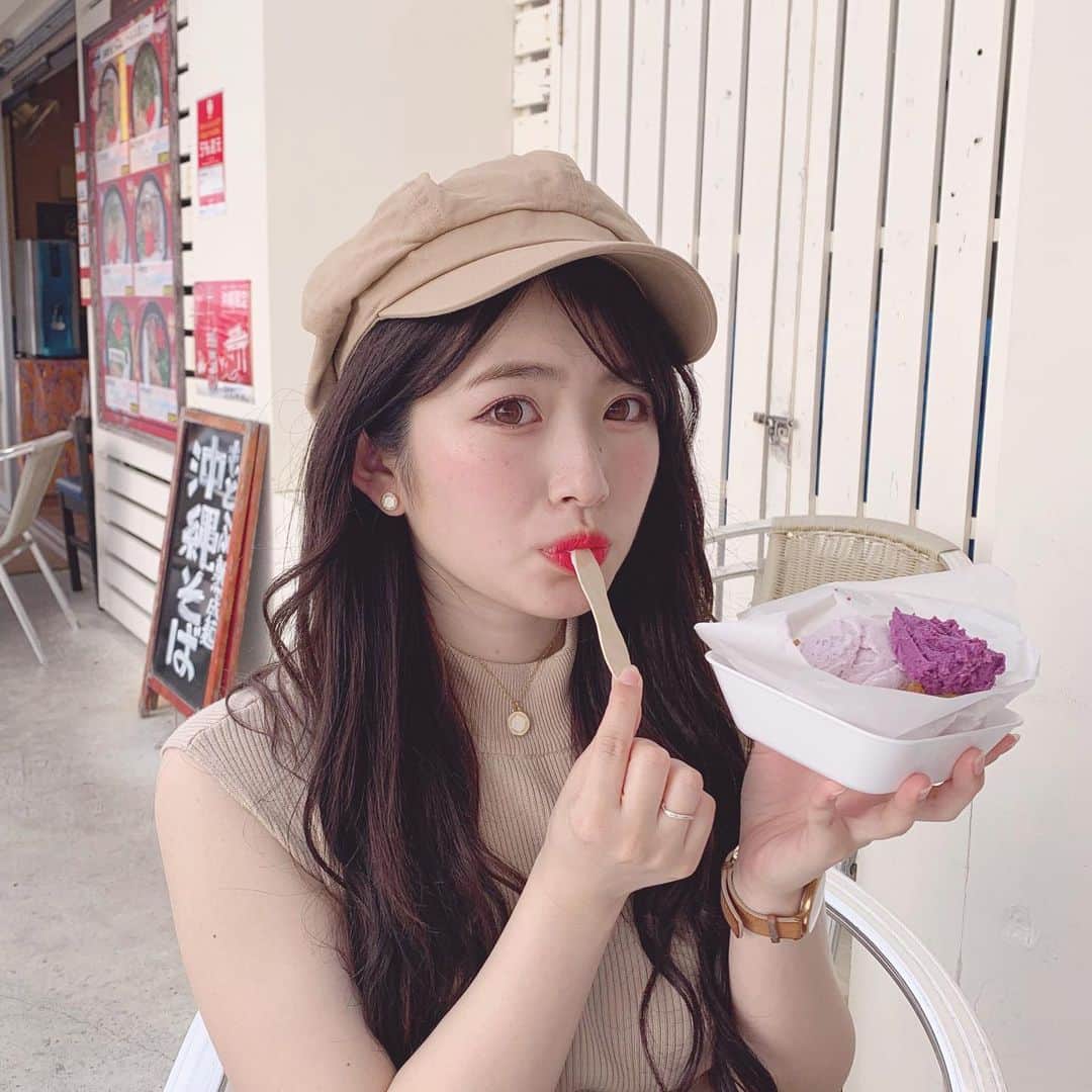 青木菜花のインスタグラム：「.﻿ .﻿ 外出自粛ということで載せる写真がないので﻿ この間の沖縄旅行の写真まだ全然載せられてないから投稿しよっと！﻿ ﻿ みんなきっとお家にいて暇な方が多いのかなあ、、？﻿ ということがここで問題！！！笑﻿ ﻿ 私は何を食べてるでしょう！！！笑﻿ ちなみにトッピングが見えてるだけでひっかけ🤣🤣﻿ ﻿ 沖縄楽しかったなあ〜〜〜めんそーれ！🌺﻿ .﻿ . #沖縄 #沖縄旅行 #沖縄観光 #女子旅 #旅行 #観光 #ウミカジテラス #紅芋 #旅行コーデ #夏 #夏コーデ #美味しい #カフェ #instalike #instalove #instagood #lfl #l4l」