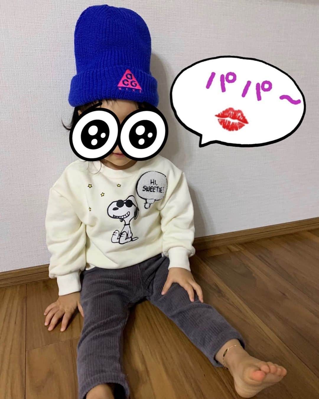 のインスタグラム：「#森脇ジュニア 😆😆　#女の子 ・ パパのちょっと特殊なニオイがするニット帽を嬉しそうに被ってくれるなんて…🥺🥺🥺 ・ 嫁さんは嗅いだだけでクラクラしてるのに…😭笑 ・ しかも、写真でもパパー💋だなんて…😢笑 ・ 愛する我が子へ いっぱい遊んで笑って泣いて考えてチャレンジして思いやりを持ってその時を全力で楽しむんだ‼︎ ・ 子供の成長って早いなぁ(^^) ・ ・ でも、パパのほっぺにチューしてーって言ったらイヤーーーーーーーーー‼︎って全力で断るのはちょーっと早いんじゃないかな？😂😂😂 ・ ・ #森脇ファミリー #family #家族 ・ #チーム森脇 ・ #娘 #子供 #成長 #1歳10ヶ月 ・ #親バカ」