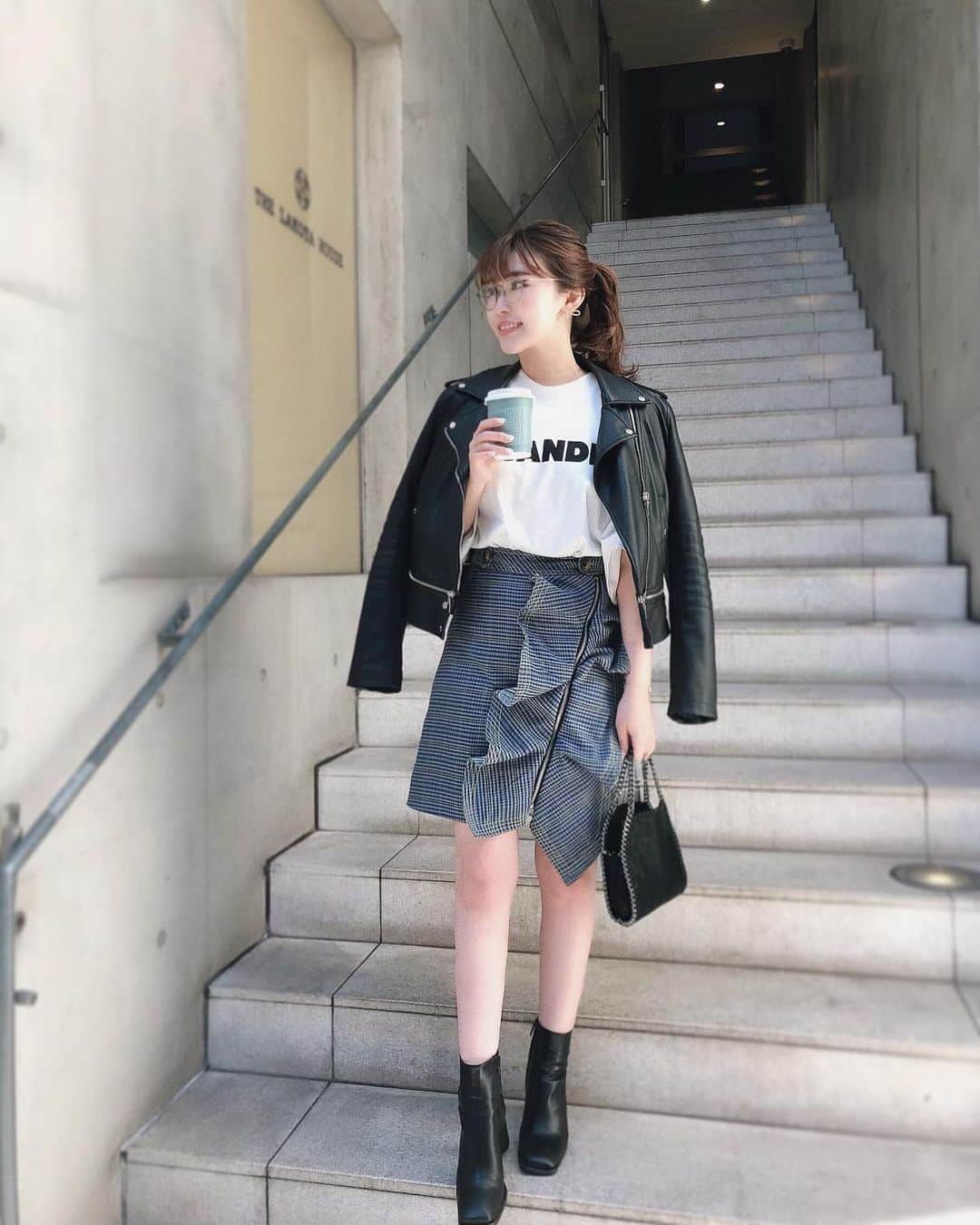 藤川沙弥のインスタグラム：「𓃫❤︎﻿ ﻿ 写真はこの間の私服📸  週末はリンとべったり🐶﻿ 韓ドラ観たりご飯作ったり﻿ ゆっくり🛁やスキンケアしたり❤︎﻿ のんびりする時間も🐾﻿ なるべく気分が﻿ 晴れるような事して過ごしてる🌈﻿ ﻿ 離れて住んでるおばあちゃんには電話して﻿ 声を聞くだけでも安心するね😌📞﻿ ﻿ 早く落ち着きますように…🙏🏻🕊﻿ ﻿ ﻿」