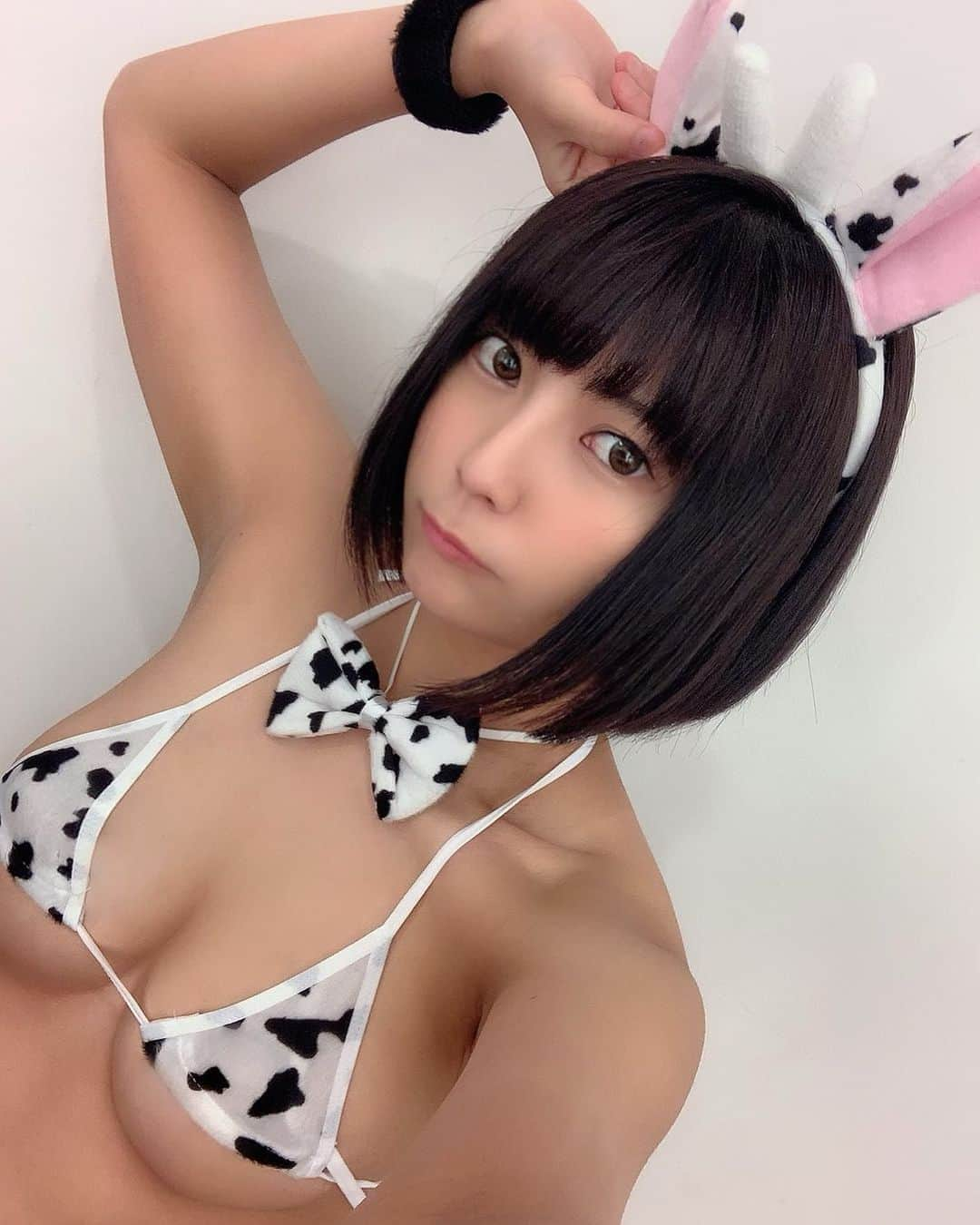 乃木蛍のインスタグラム：「🐮 . . まんだらけさんとのコラボ撮影の時の 牛柄水着で🐮カチューシャでした！ . 5/6の中野サンプラザで開催される 「大まん祭2020」に出演します🙆🏻‍♀️ 撮影会やアクリルスタンド発売もあるのでよろしくお願いします！ . . . . #エスワン #S1 #乃木蛍 #乃木螢 #セクシーアイドル #まんだらけ #大まん祭 #牛柄 #水着 #Bikini #Cos #黒髪ボブ #粉我 #follow #Japanesegirl #おっぱいって感じの写真 #twitterと別ver」