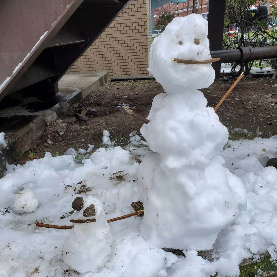新井義幸のインスタグラム：「雪が止んだ時。 子供達とマンションの駐車場に出て、雪だるまつくったよ！ このゆるキャラ具合がめちゃくちゃいいよね。 久しぶりのお外に子供達もハイテンション！！ #不要不急 #今しか出来ない #ほんの数分の #雪遊び」