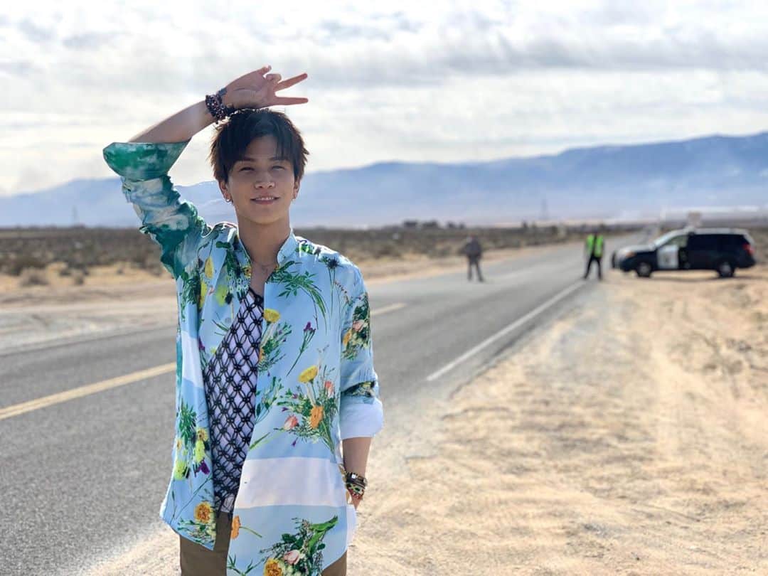岩田剛典さんのインスタグラム写真 - (岩田剛典Instagram)「みんな元気？  また会える日まで✌🏻✨ いまは何より自分や大切な人の健康と安全を第一優先に。  一緒に乗り越えましょう🙋🏻‍♂️✨ ライブが再開する日を心から楽しみにしています。  その日までドライブダンスは宿題ですよ👨🏻‍💼 #🌈」3月29日 19時29分 - takanori_iwata_official