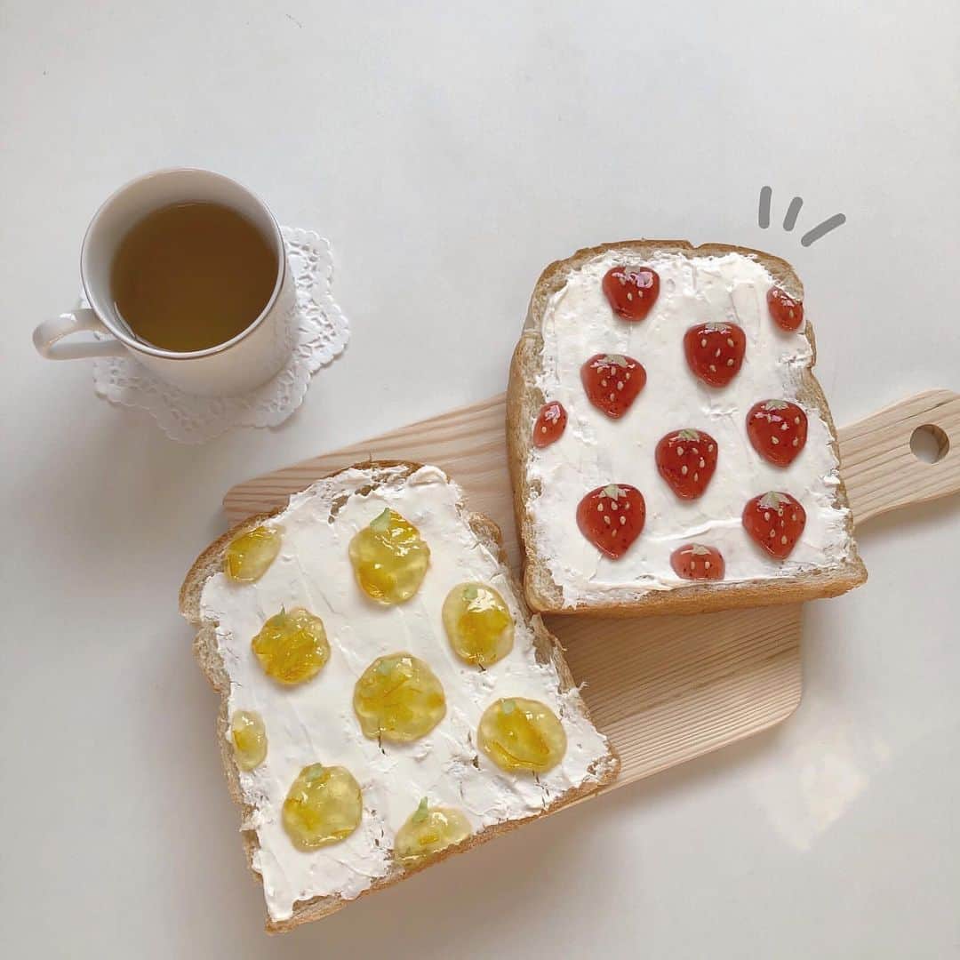 SUCLEさんのインスタグラム写真 - (SUCLEInstagram)「#トーストアート  ジャムで描く🍊と🍓のカラフルなトースト🍞 . おうち時間がいつもより長いからこそ かわいいトーストを作っちゃいましょう！  ぜひ参考にしてみてね✔︎ photo by @im.momo_124 ﻿ @sucle_ では紹介する写真を募集中👧🏻﻿﻿ ﻿﻿﻿﻿﻿ ﻿﻿﻿﻿﻿﻿﻿﻿﻿﻿﻿﻿﻿ タグ付けやハッシュタグをつけてくれた投稿からもピックアップした写真をリポストしています！﻿﻿﻿﻿﻿﻿﻿﻿﻿﻿﻿﻿﻿﻿ #sucle をつける か このアカウントをタグ付けして投稿してね📸﻿﻿﻿﻿﻿﻿﻿﻿﻿﻿﻿﻿﻿﻿ ﻿ #朝はパン #おうちカフェ #オレンジ #いちご #ジャムトースト #トーストアレンジ  #お家カフェ #カフェ部 #手作りドリンク #置き画くらぶ #置き画倶楽部 #置き画くら部 #手作り #かわいい﻿﻿#トースト #手作りお菓子 #おやつ #厚切りトースト #家活 #ホイップクリーム #sucle #シュクレ #ムジラー #無印良品 #うちカフェ #ジャム #苺ジャム #お家時間 #お家時間を楽しむ」3月29日 19時30分 - sucle_