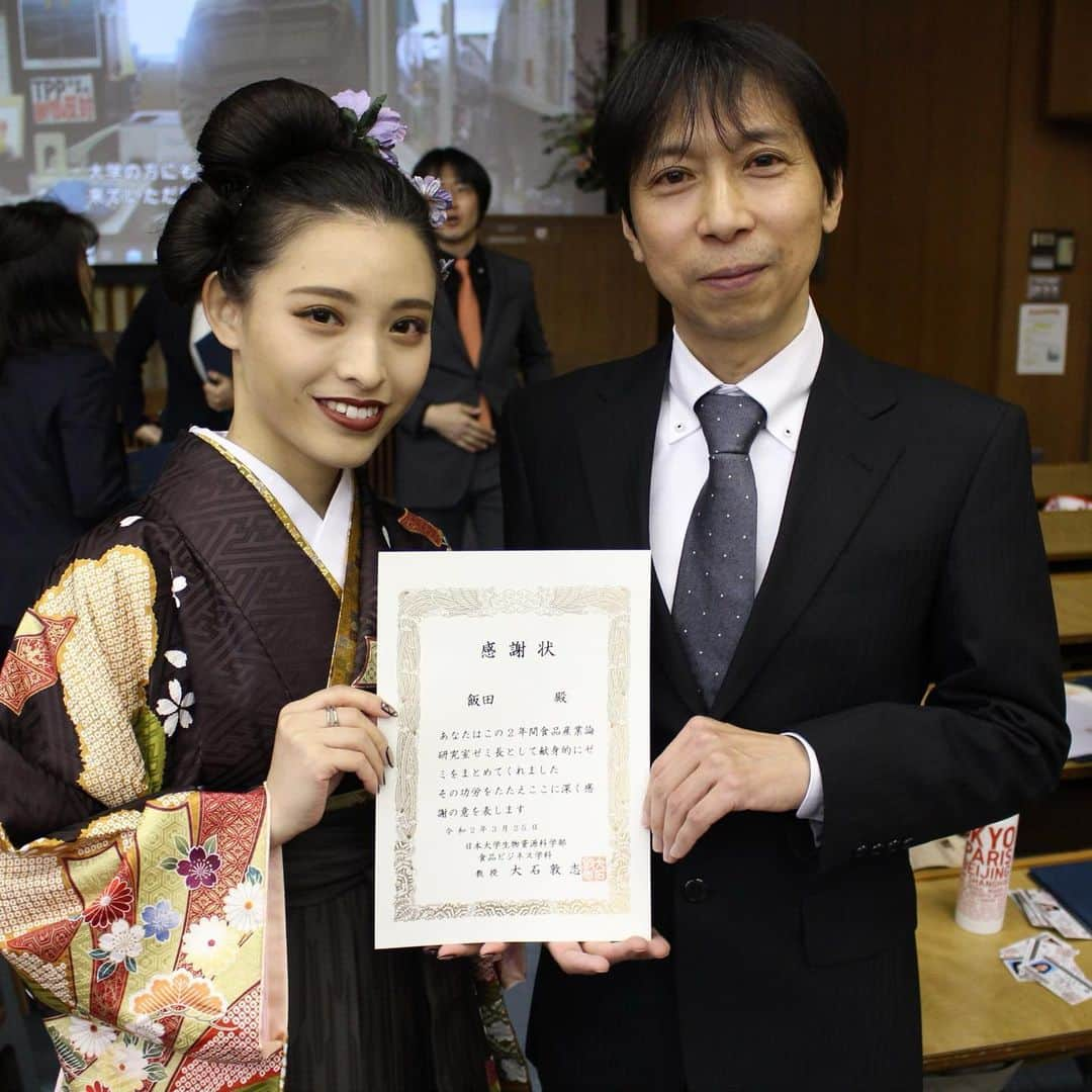 飯田りほさんのインスタグラム写真 - (飯田りほInstagram)「お世話になった皆様♥ 1枚目:8年目になります親友さん. 2枚目:本当に大好きな教授様. 3枚目:研究室のみんな. 4枚目:大学生活一緒にいたメンツ. 5枚目:サークルの皆様. 6枚目.同じ駅に住んで一緒に勉強した仲間. 本当にみんなありがと☺️☺️☺️ . . . #卒業式 #袴 #大学生活終了 #日本大学 #大学生活最後 #卒業式コーデ #卒業式袴 #寂しいね」3月29日 19時31分 - rrri_ho