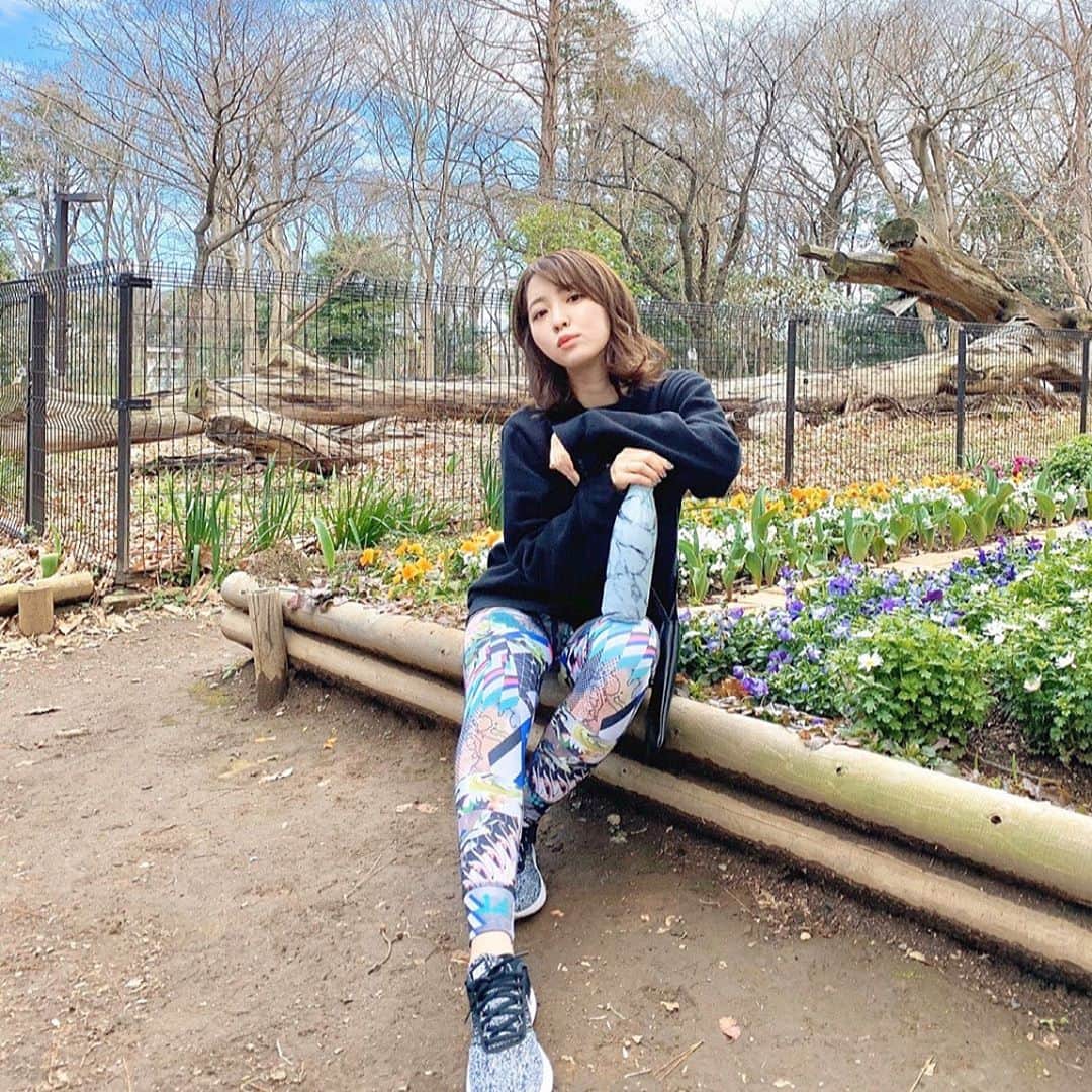 大野愛友佳のインスタグラム：「running🏃‍♂️ . . お家の中で過ごすことが多いけど、体を動かすことも忘れないように...😉 . @reebokjp のウエアと @nike のスニーカー。 @marks_kikaku のボトルと共に走ったときの🏃‍♂️ .  ずっとペットボトルを買う癖をなくしたくて、 やっとみつけたマイボトル。 . 走っても水もれしないし、わたしの探してたベストボトルなの◎ ホットもアイスも1日保ってくれて だいすきな大理石柄で、ほんとお気に入り🌼 . オンライン・マークスで3/31まで10％OFFにもなってるみたいっ。 それに、私たちからの売り上げがユニセフや支援にあたるのがすごくうれしい✨ . . この時期大変だけど いまはストレッチしたりヨガしたり、、 おうち時間を過ごしてます◡̈ . . #ランニング#ランニングウェア#マイボトル #プラスチックフリー生活#ランニングコーデ #running#freeplastic#Swell#bottleshop #swell#Mybottle#UNICEF#PR#NY#BCRF #nikeshoes#runninglife#sunnydays」