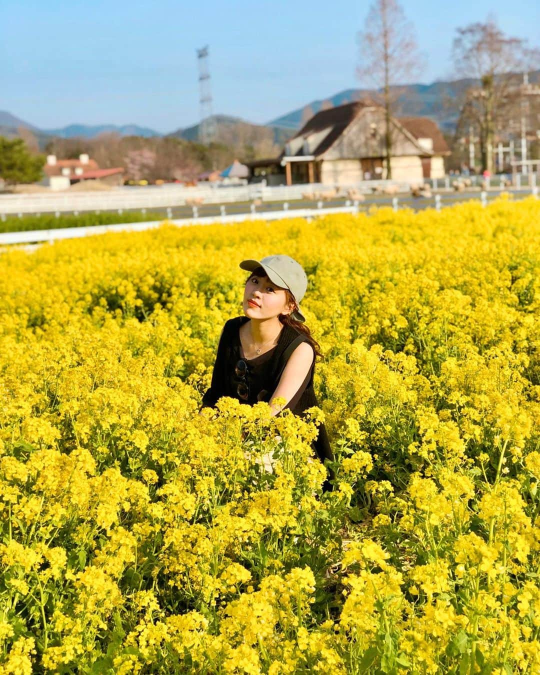 真衣ひなのさんのインスタグラム写真 - (真衣ひなのInstagram)「📸‪one year ago 皆さまどんな週末を過ごしていますか？ 暖房つけないと寒いねっ😮❄️ . 土曜日は父方の祖父のお誕生日でして、 仕事後、夜お祝いの電話を入れました。 祖父はとにかく昔から規則正しくて、 こんなに自己管理に余念が無い人を 私は祖父以外に知りません。85歳。 健康の秘訣は生活そのものという感じです。 日曜日の今日は弟に電話。気付けば２時間。 本当に最高に可愛い弟なんですけどね 弟との会話で発覚したのが、 「起きてましたか？」と昨夜祖父に聞いた時 「眠れないところやったんや」 と言っていたけど本当は 私の電話で起こしてしまったということ。 …😱ごめんなさいおじいちゃん。 弟のあとに母に電話。 母には頻繁に偵察電話をしているので 「ちゃんとマスクと消毒頑張ってます！」 と、私が言う前にアピールされました（笑） 当たり前よ、 その為に色々送りつけたんだから😤 改めて電話の楽しさにハマっています。 皆さまも是非！ . #人との繋がり方 #色んな形があるんだね #発見の日々 #週明けは自粛明けじゃない #出来ることを　 #一緒に頑張っていこう！」3月29日 19時45分 - hinano_mai