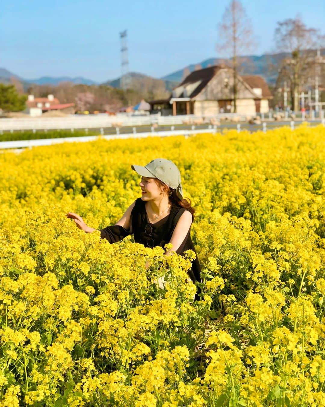 真衣ひなのさんのインスタグラム写真 - (真衣ひなのInstagram)「📸‪one year ago 皆さまどんな週末を過ごしていますか？ 暖房つけないと寒いねっ😮❄️ . 土曜日は父方の祖父のお誕生日でして、 仕事後、夜お祝いの電話を入れました。 祖父はとにかく昔から規則正しくて、 こんなに自己管理に余念が無い人を 私は祖父以外に知りません。85歳。 健康の秘訣は生活そのものという感じです。 日曜日の今日は弟に電話。気付けば２時間。 本当に最高に可愛い弟なんですけどね 弟との会話で発覚したのが、 「起きてましたか？」と昨夜祖父に聞いた時 「眠れないところやったんや」 と言っていたけど本当は 私の電話で起こしてしまったということ。 …😱ごめんなさいおじいちゃん。 弟のあとに母に電話。 母には頻繁に偵察電話をしているので 「ちゃんとマスクと消毒頑張ってます！」 と、私が言う前にアピールされました（笑） 当たり前よ、 その為に色々送りつけたんだから😤 改めて電話の楽しさにハマっています。 皆さまも是非！ . #人との繋がり方 #色んな形があるんだね #発見の日々 #週明けは自粛明けじゃない #出来ることを　 #一緒に頑張っていこう！」3月29日 19時45分 - hinano_mai