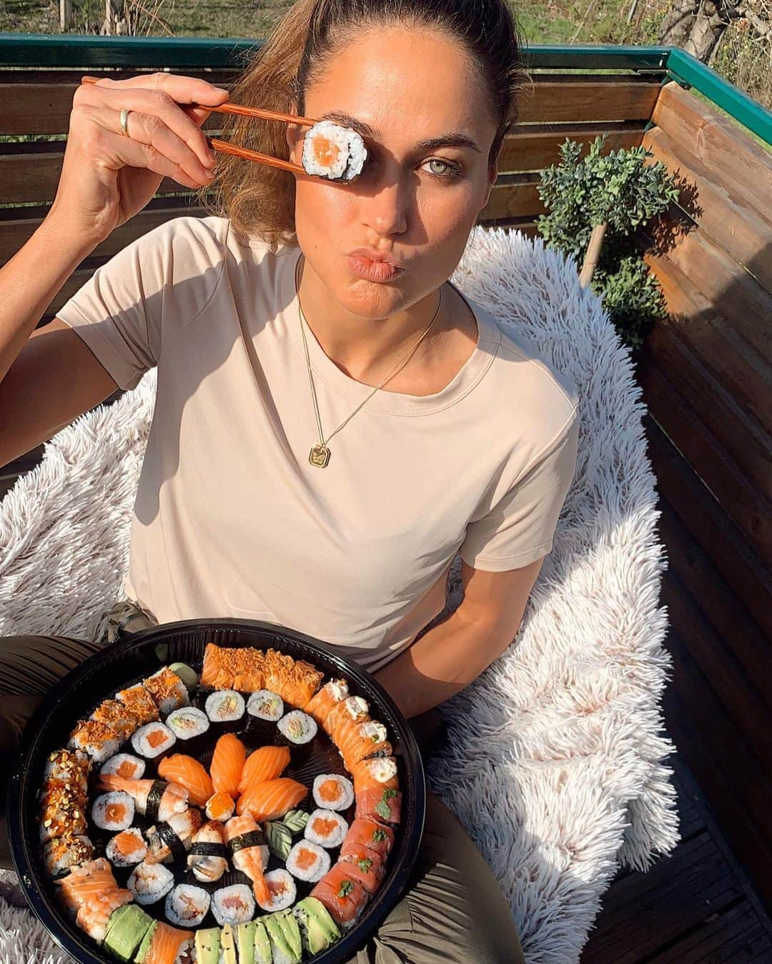 ズザンナ・ヤカボスさんのインスタグラム写真 - (ズザンナ・ヤカボスInstagram)「perfect 🍣 what’s your favorite food right now?」3月29日 19時45分 - zsuzsubell