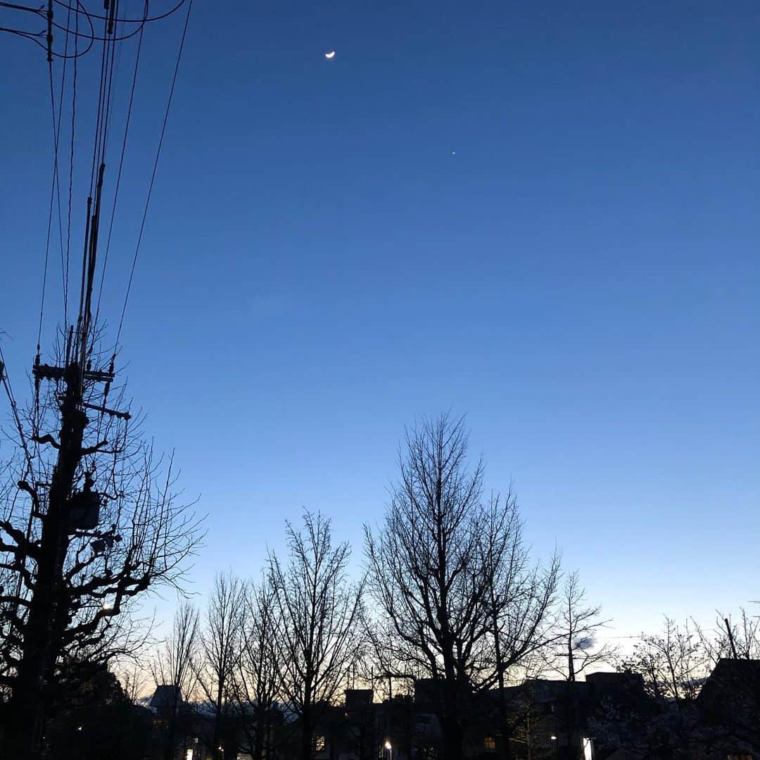 職人.comさんのインスタグラム写真 - (職人.comInstagram)「本日の京都市上京区です。夕暮れ時に散歩しました。空が澄んでいて綺麗でした。 @shokunincom  #職人ドットコム #京都 #京都市 #手仕事 #暮らしの道具 #そうだ京都行こう #暮らしを楽しむ #京都旅行 #京都巡り #京都観光 #京都散策 #京都散歩 #モノづくり #ものづくり #工芸品 #民芸 #民藝 #民芸品 #手工芸 #豊かな食卓 #キッチングラム #手作りのある暮らし #器のある暮らし #焼物 #焼き物」3月29日 19時45分 - shokunincom