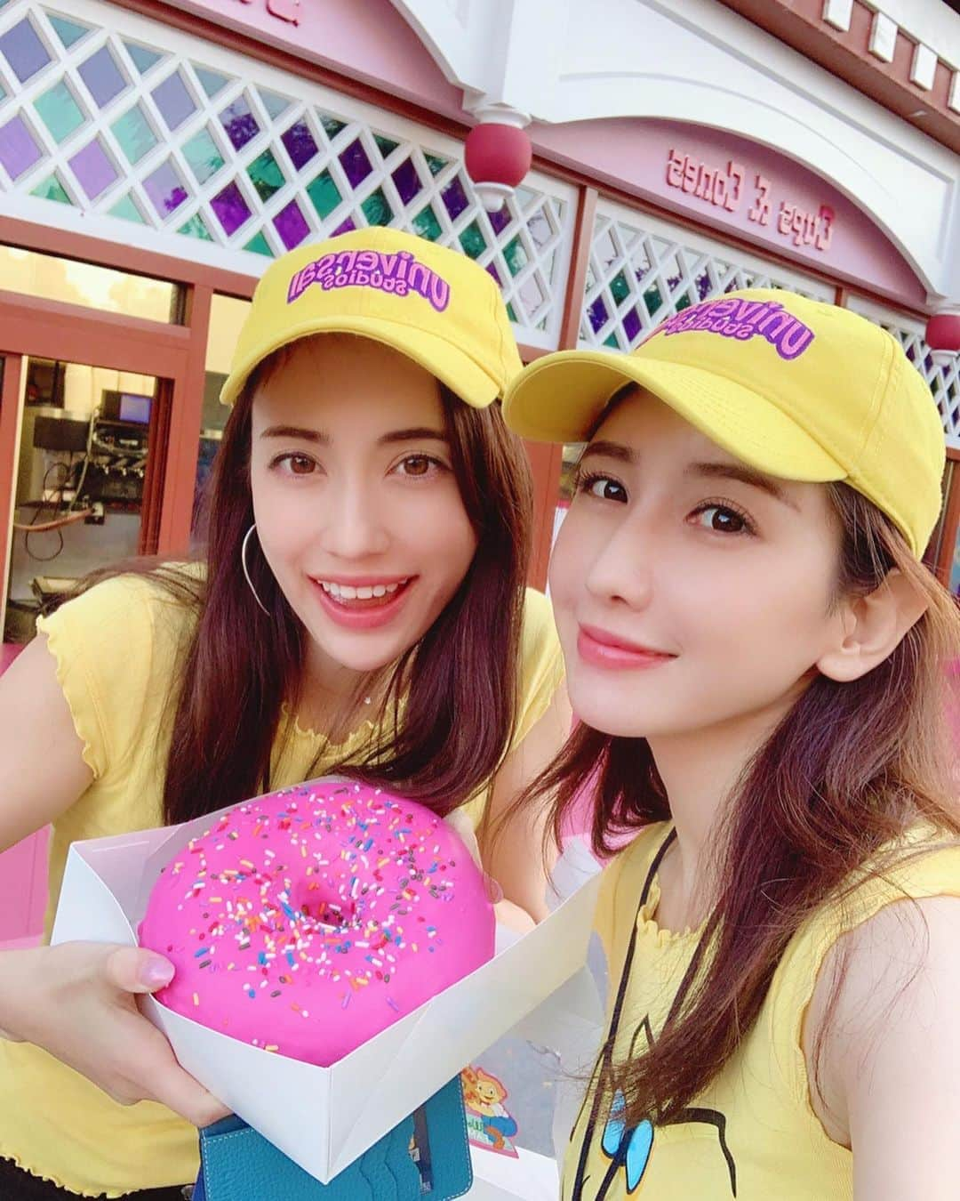 眞木美咲パメラさんのインスタグラム写真 - (眞木美咲パメラInstagram)「🍩 ありちゃんと一緒にインスタライブやるよん 日本時間19:40〜 台湾時間18:40〜 一緒にご飯たべよん❤️ これは一緒にカリフォルニアのユニバーサルスタジオに行った時の！ . . Me and @alisa_0302 going to live streaming together❣️ Starting from 7:40pm(Japan time zone) 💗💗💗 -picture was taken last year- . . . . . #livestream #eatingshow  #インスタライブ #universalstudios  #asmr#mukbang #ootd#私服 #trip#girlstrip  #love #赞#likelike #eatingvideo #粉我#时装#ファッション　 #ダイエット#美容」3月29日 19時38分 - pamypamypamy