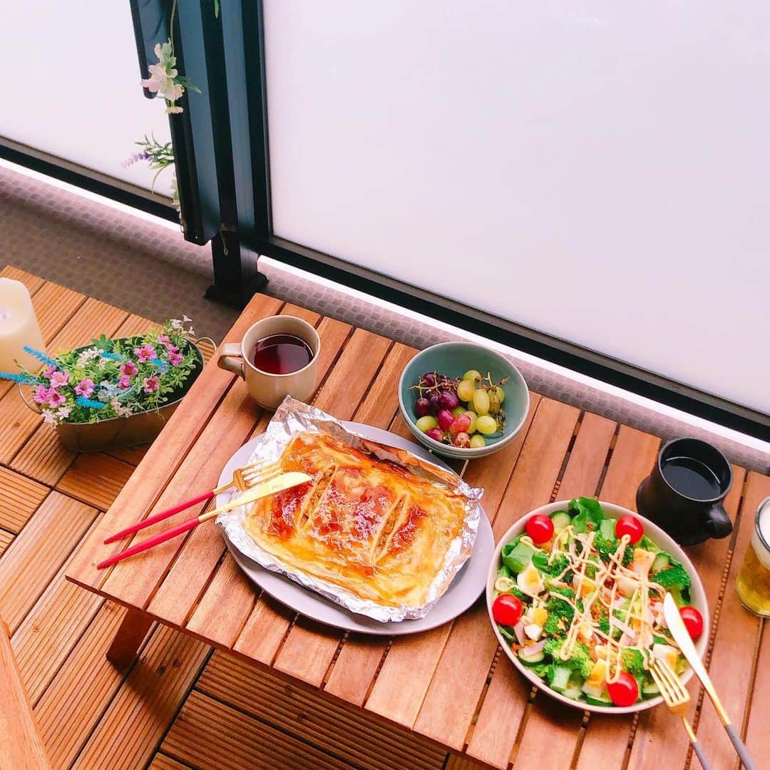 片桐優妃のインスタグラム：「#ベランピングログ 🍴 . 今日は雪降ってびっくりしたけど昨日はあったかくて最高だった🌸 . #ミートパイ #ベランピング #ニトリ #ダイソー #DIY #ベランダDIY #OUTDOOR #おうち時間 #stayhomesavelives #ごはん123」
